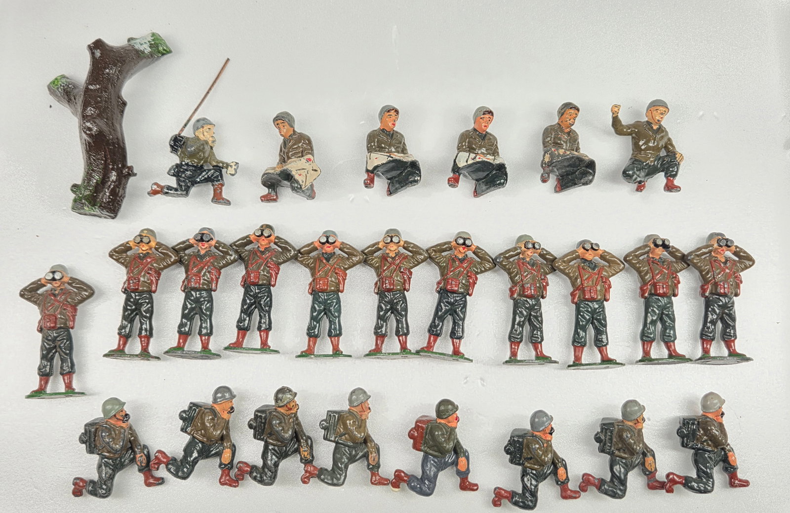 ASSORTED LOT OF VARIOUS LEAD SOLDIERS: ALL REMAIN IN FAIR TO GOOD CONDITION, SHOWING SOME TYPICAL WEAR.
