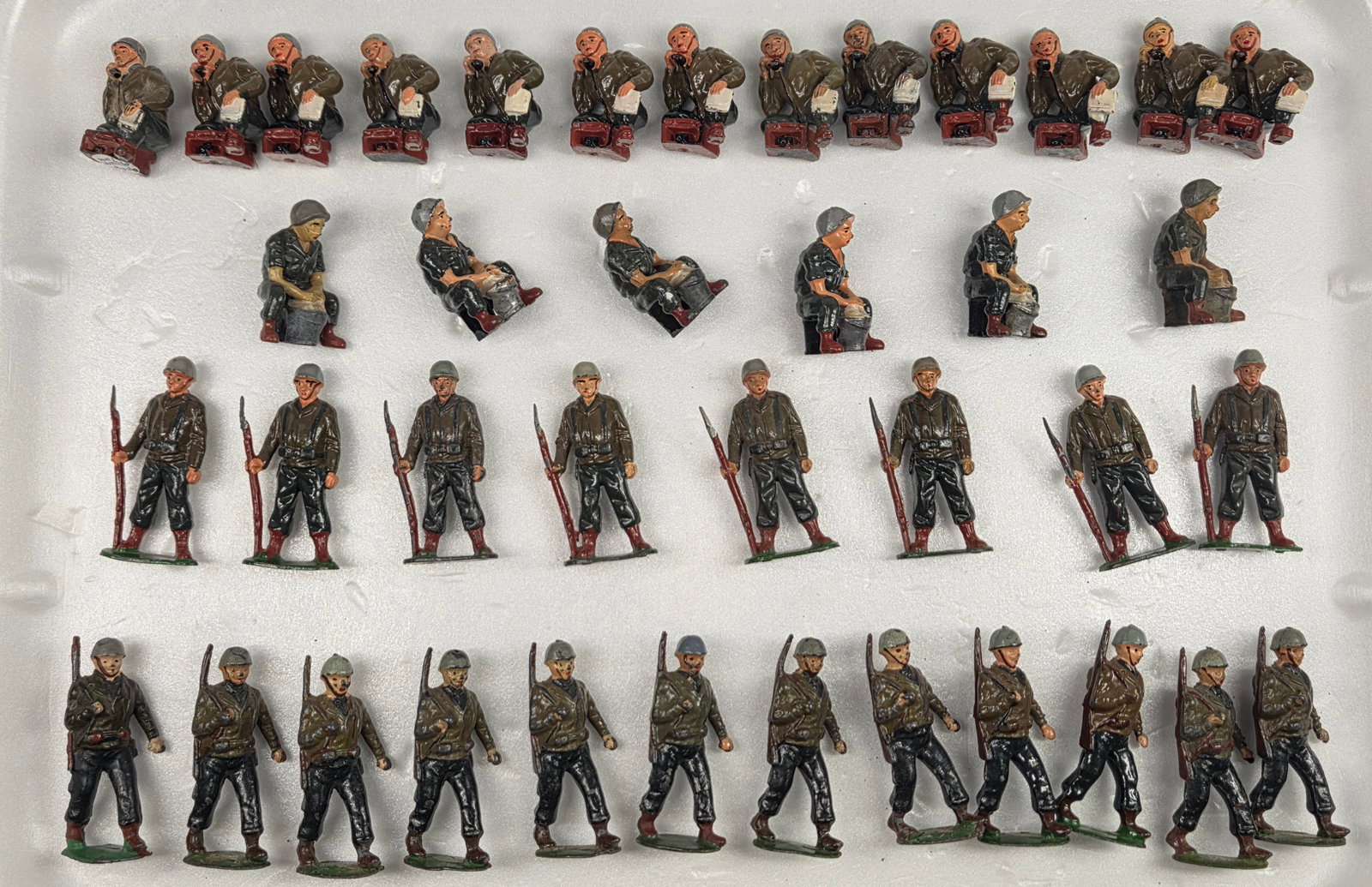 ASSORTED LOT OF VARIOUS LEAD SOLDIERS: ALL REMAIN IN FAIR TO GOOD CONDITION, SHOWING SOME TYPICAL WEAR.