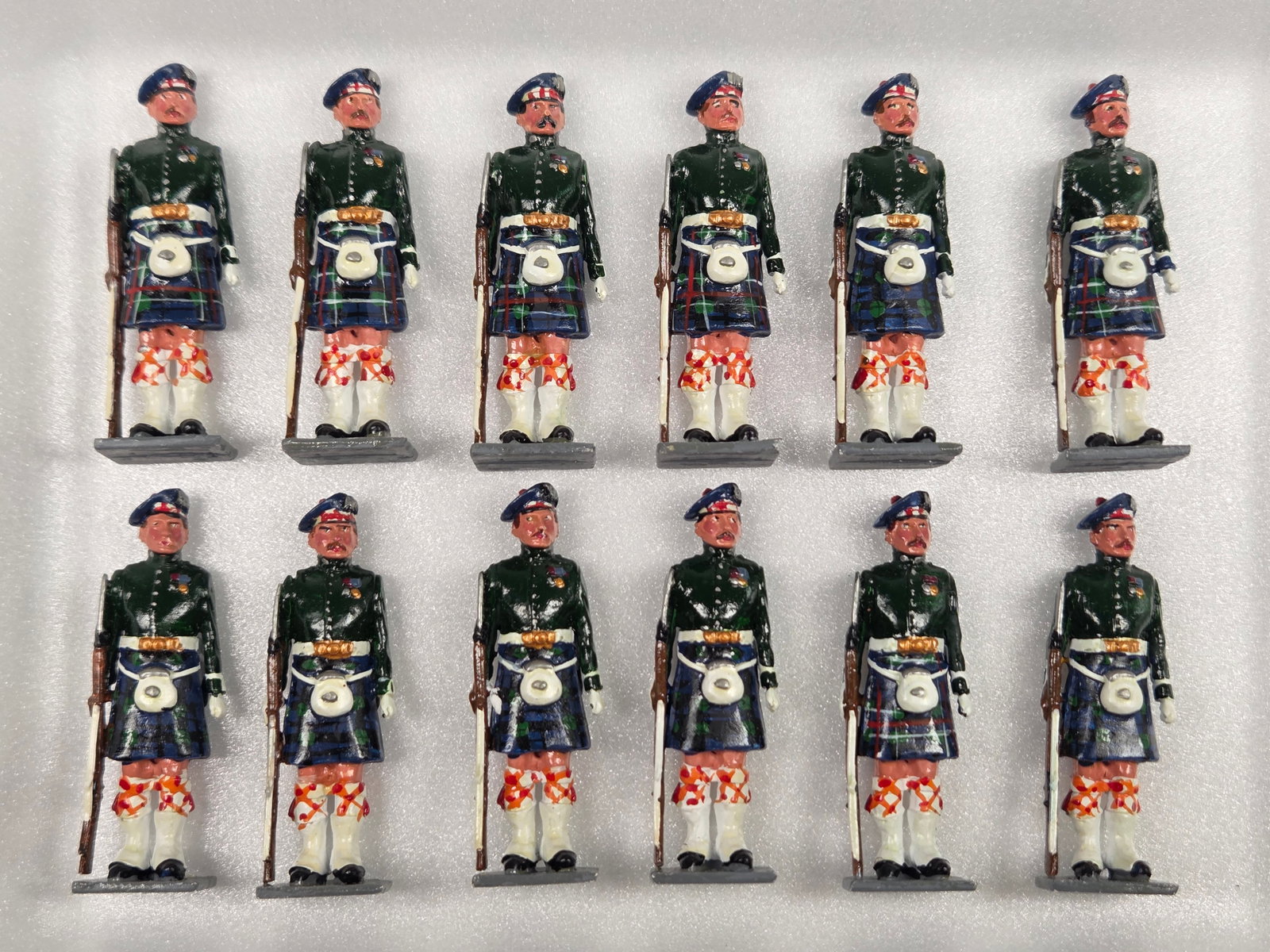 SET OF 12 ARGYLL SUTHERLAND HIGHLANDERS: ALL REMAIN IN GOOD CONDITION, SHOWING SOME LIGHT WEAR.