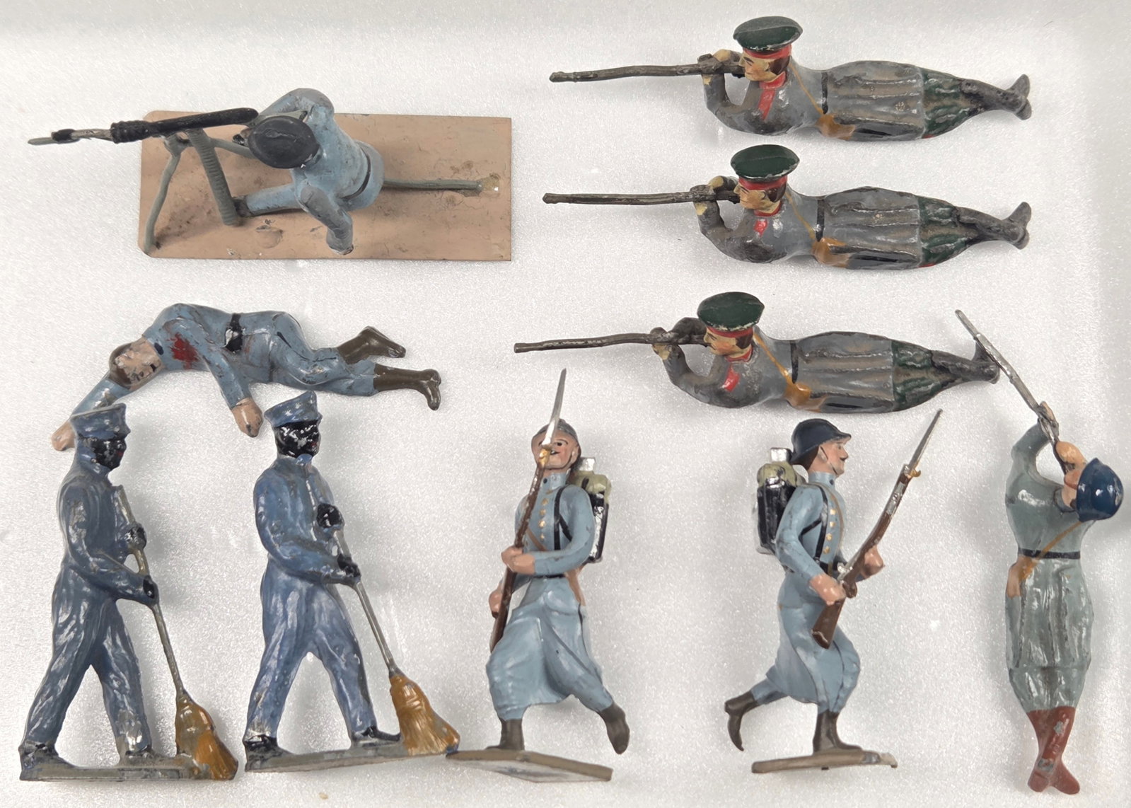 ASSORTED LOT OF VARIOUS LEAD SOLDIERS: ALL REMAIN IN FAIR TO GOOD CONDITION, SHOWING SOME TYPICAL WEAR.