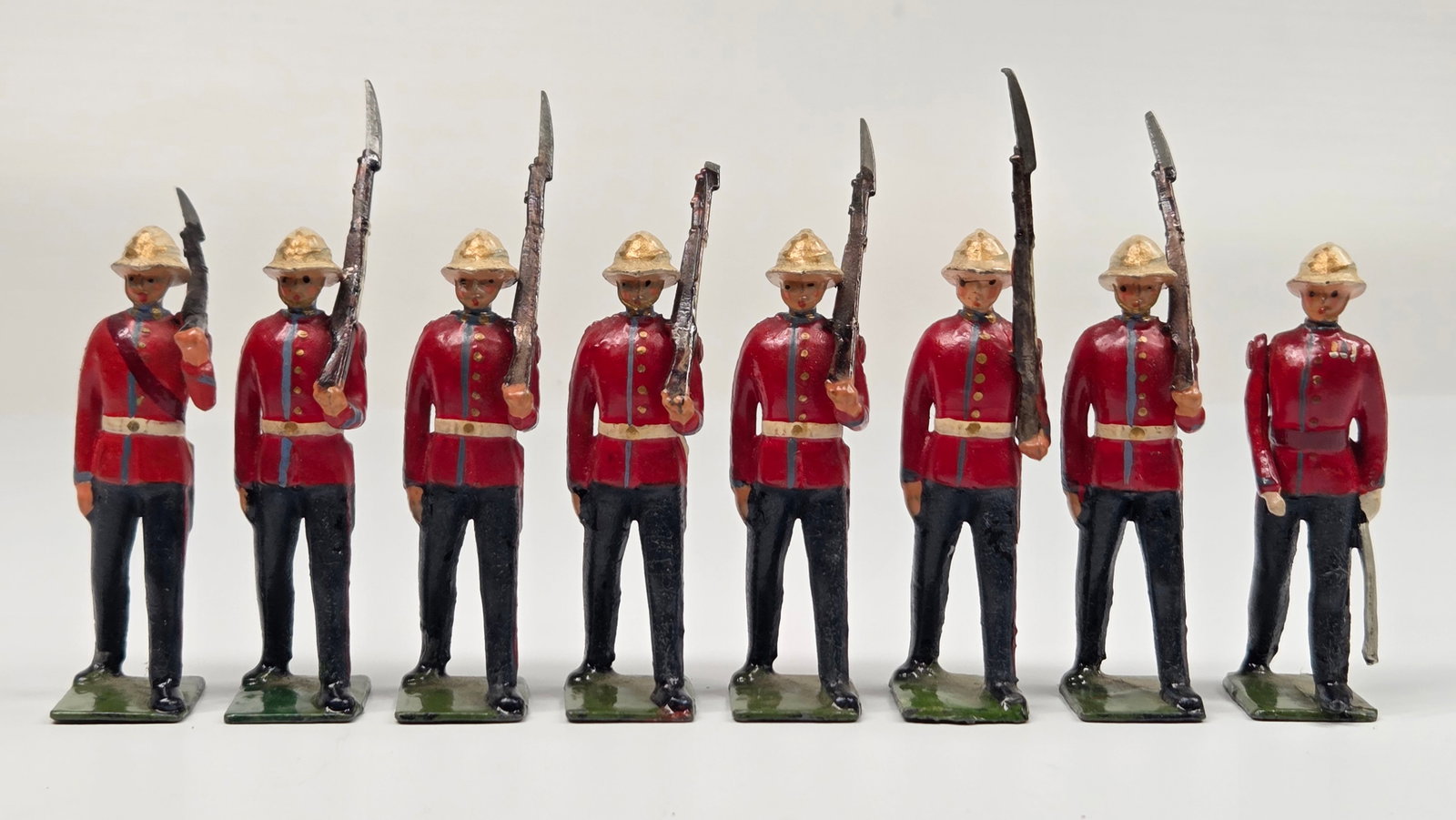 SET OF 8 VINTAGE BRITAIN BRITISH INFANTRY: ALL REMAIN IN FAIR TO GOOD CONDITION, SHOWING SOME TYPICAL WEAR. ONE WITH BROKEN RIFLE TIP.