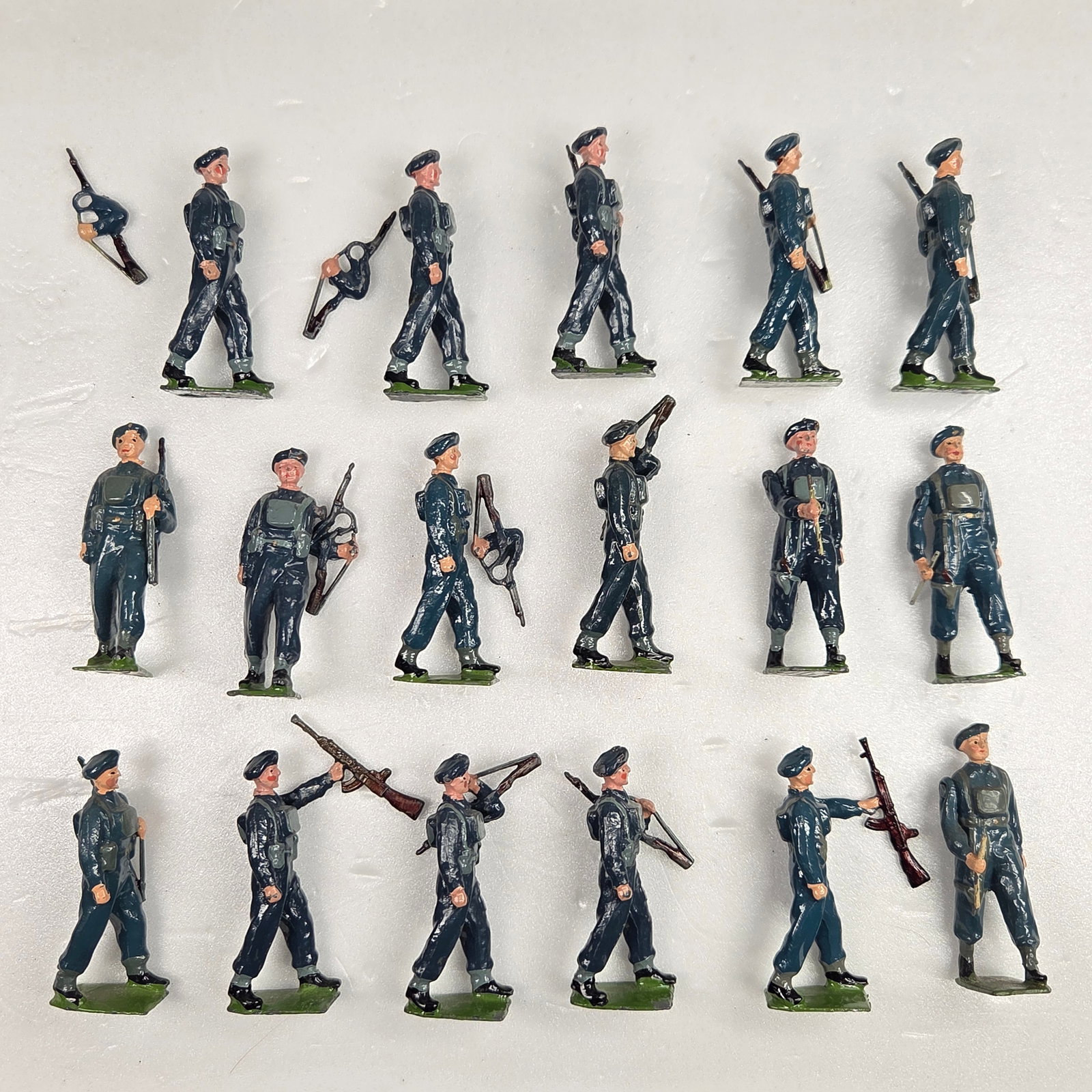 17) VINTAGE BRITAIN WWI SOLDIERS MARCHING: ALL REMAIN IN FAIR TO GOOD CONDITION, SHOWING SOME TYPICAL WEAR. SOME LOOSE ARMS.