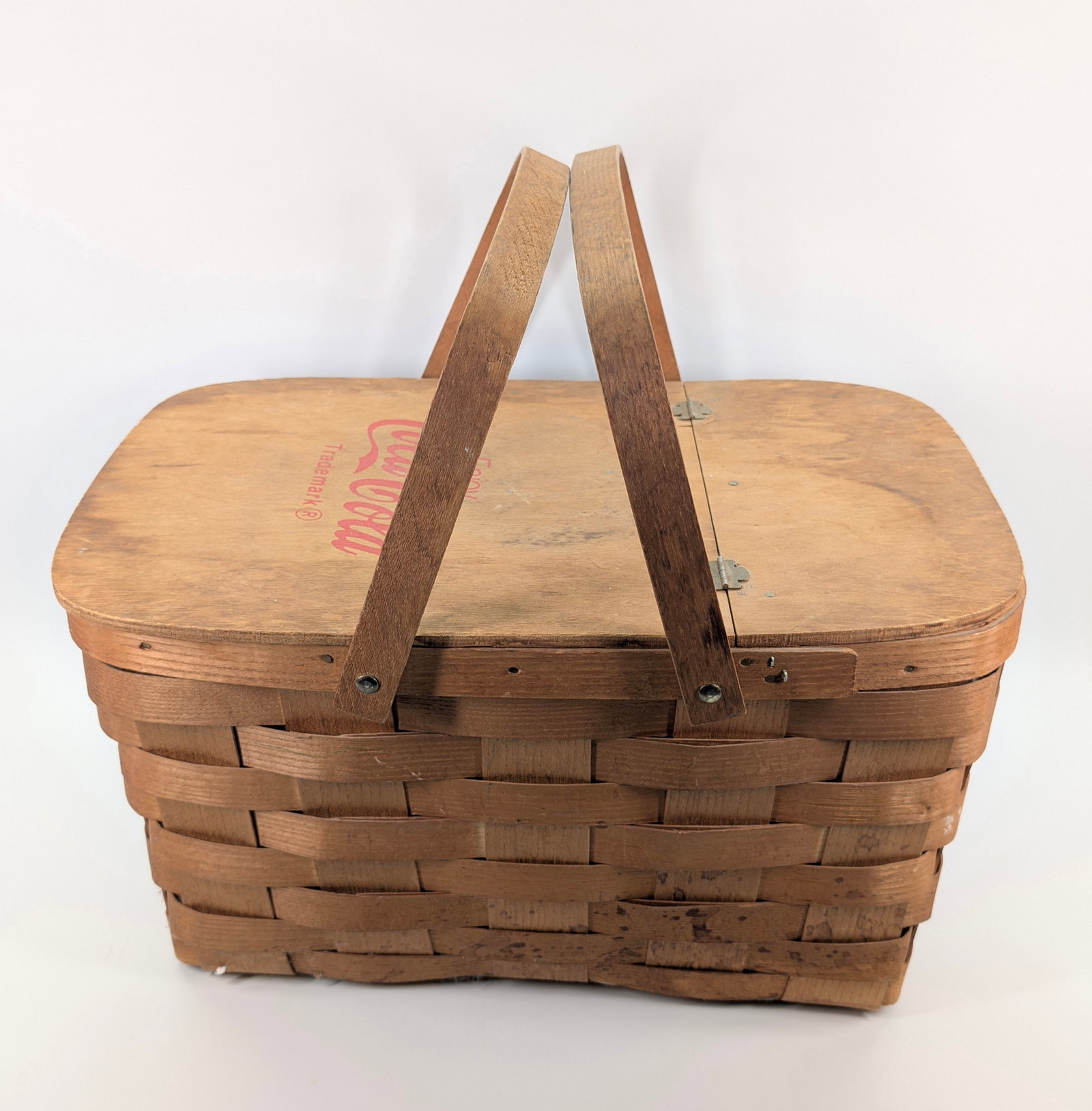 VINTAGE COCA COLA PICNIC BASKET: REMAINS IN GOOD CONDITION, SHOWING SOME STAINS.