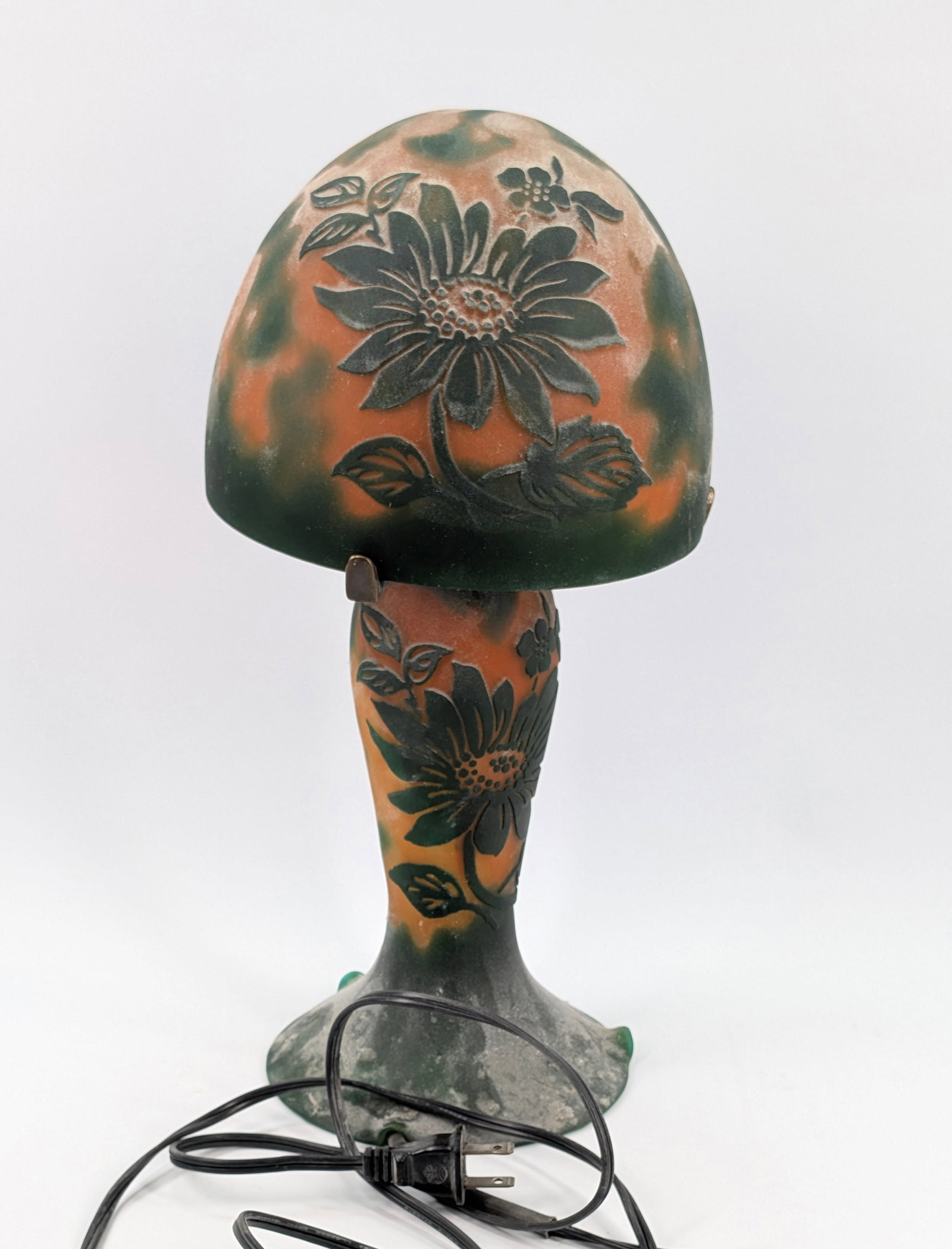 CONTEMPORARY GALLE STYLE CAMEO CUT TABLE LAMP (1 of 6)