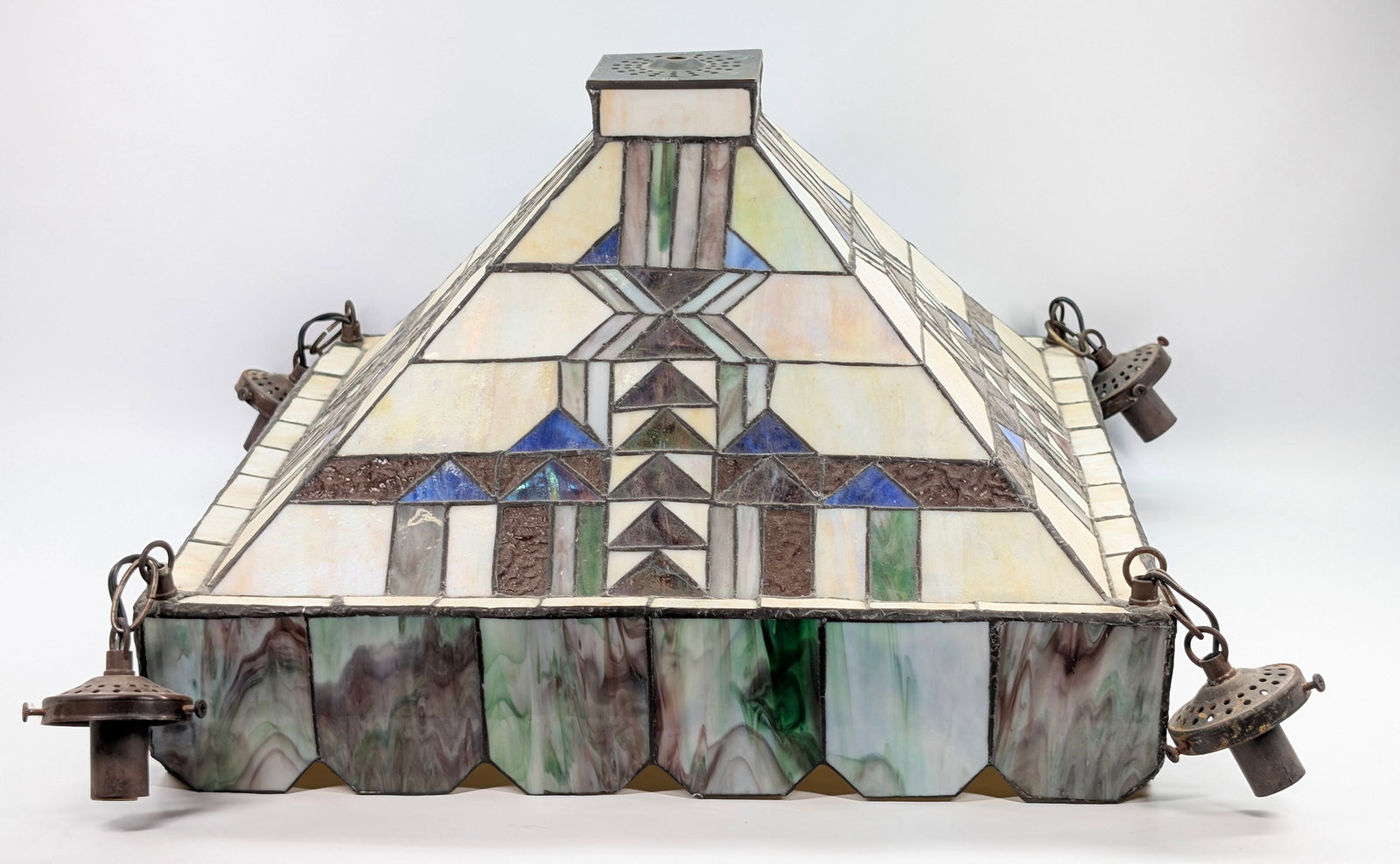 ART DECO SLAG / STAINED LEADED GLASS LAMP SHADE W/ PENDANTS: REMAINS IN FAIR TO GOOD CONDITION, SHOWING SOME TYPICAL WEAR. A FEW SECTION OF THE SLAG GLASS HAS CRACKS.