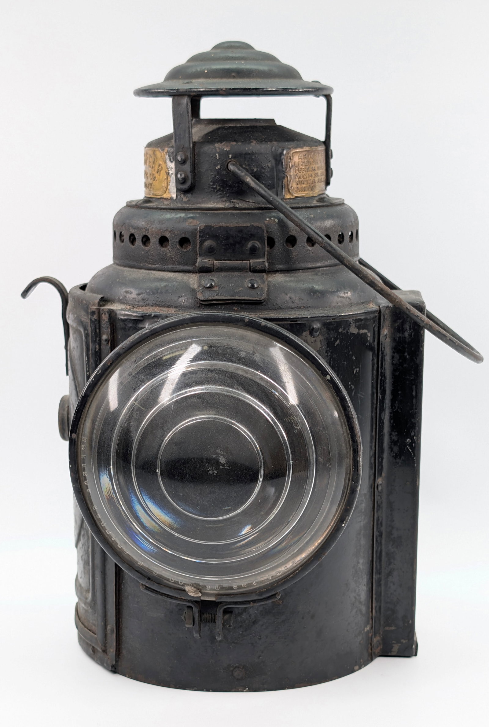 ANTIQUE ARMSPEAR N&W RAILWAY LANTERN: REMAINS IN FAIR TO GOOD CONDITION, SHOWING USAGE WEAR THROUGHOUT.