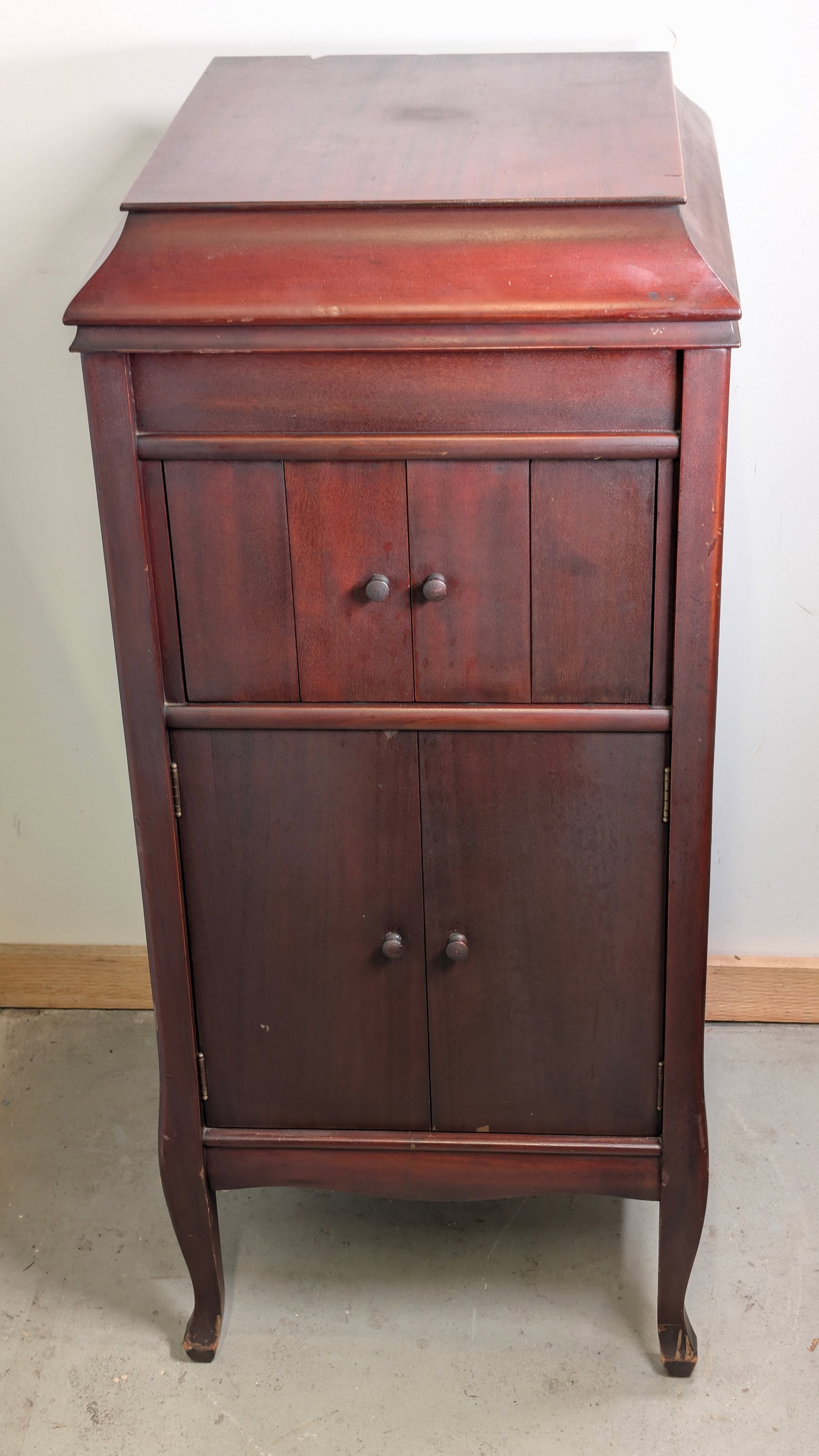 ANTIQUE COLUMBIA E-2 GRAFONOLA FLOOR MODEL: REMAINS IN FAIR TO GOOD CONDITION, SHOWING TYPICAL WEAR THROUGHOUT. UNTESTED. **PLEASE NOTE** THIS ITEM IS NOT AVAILABLE FOR SHIPPING. PICK UP ONLY PLEASE.