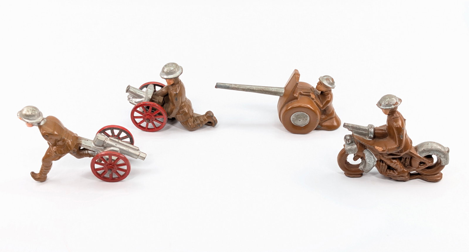4) BARCLAY / MANOIL MILITARY SOLDIERS W/ MOTORCYCLE CANNONS: ALL REMAIN IN GOOD CONDITION, SHOWING SOME TYPICAL WEAR.