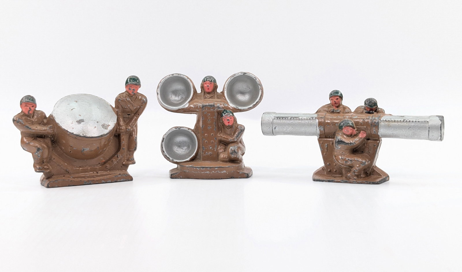 3) BARCLAY / MANOIL MILITARY SOLDIERS W/ SEARCHLIGHTS: ALL REMAIN IN GOOD CONDITION, SHOWING SOME TYPICAL WEAR.