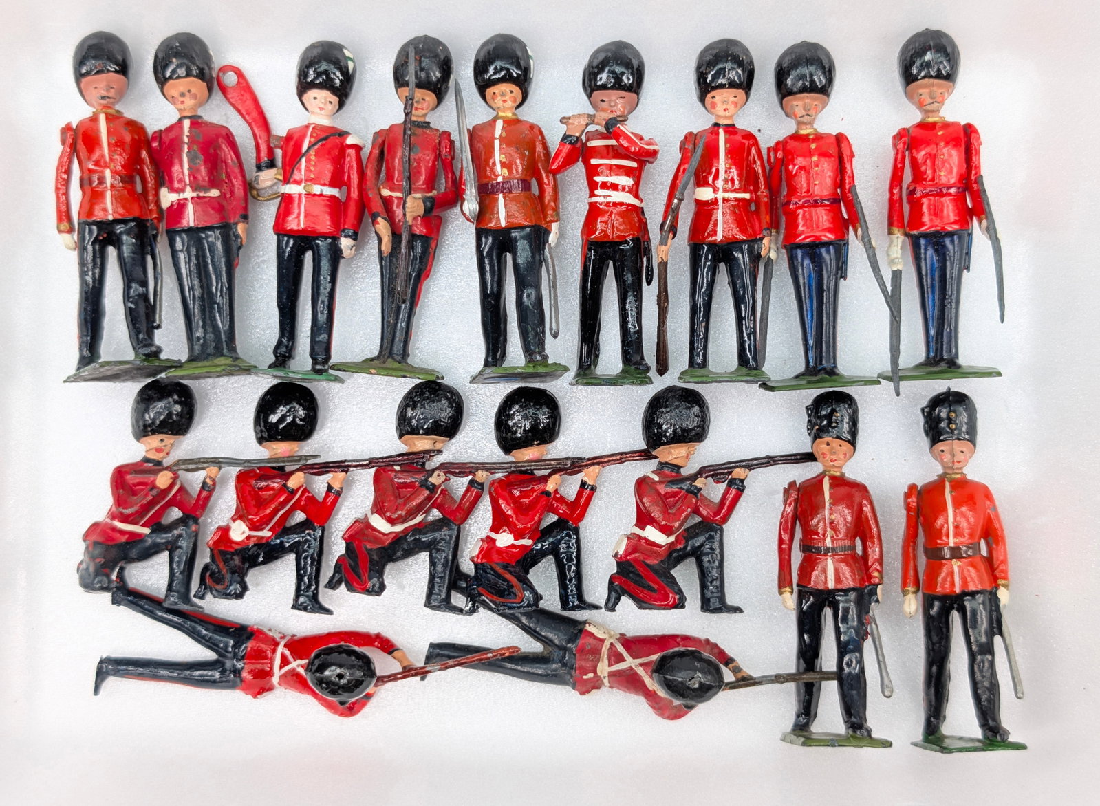 ASSORTED LOT OF VARIOUS BRITAIN GUARDS: ALL REMAIN IN FAIR TO GOOD CONDITION, SHOWING PAINT WEAR. SOME WITH LOOSE ARMS.