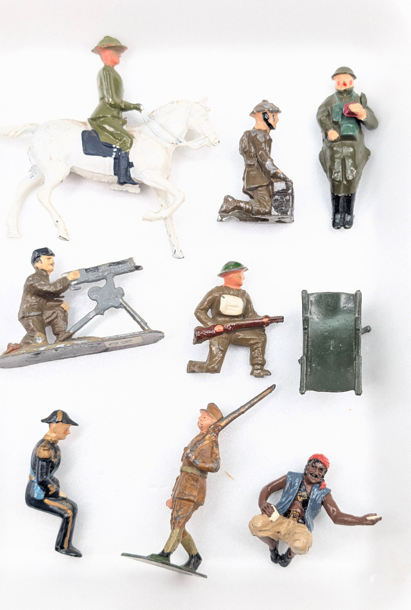 VARIOUS VINTAGE LEAD SOLDIERS: ALL REMAIN IN FAIR TO GOOD CONDITION, SHOWING SOME TYPICAL WEAR.