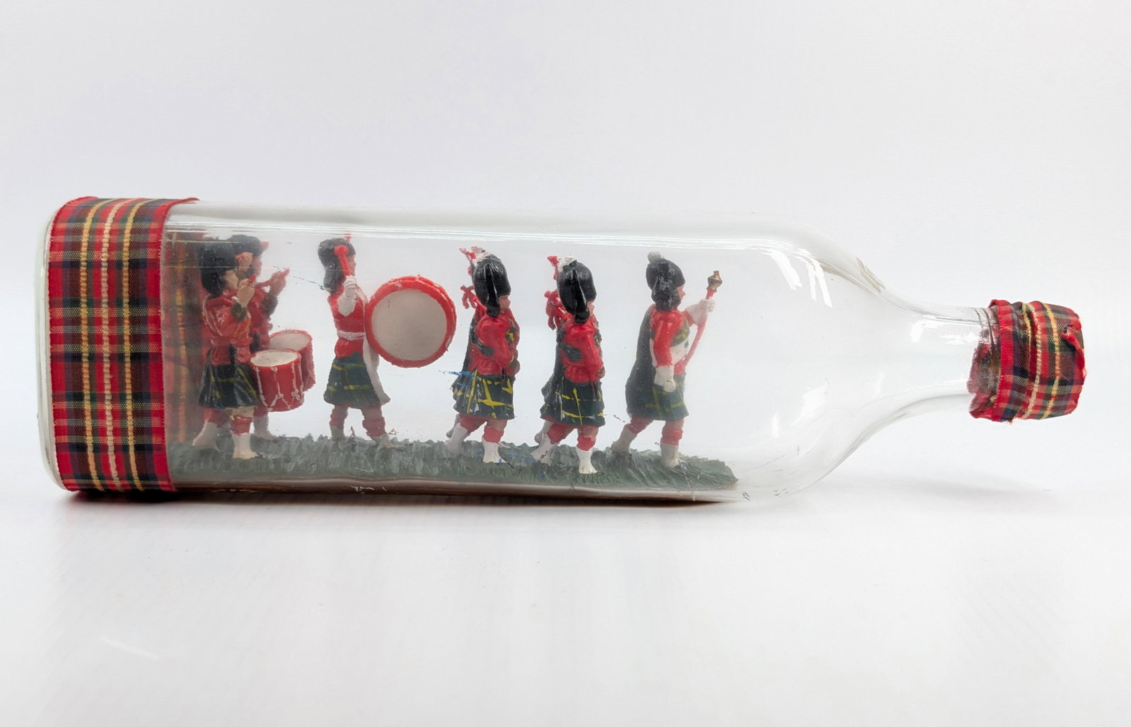 VINTAGE SCOTLAND SOLDIERS IN BOTTLE: SET REMAINS IN GOOD CONDITION.