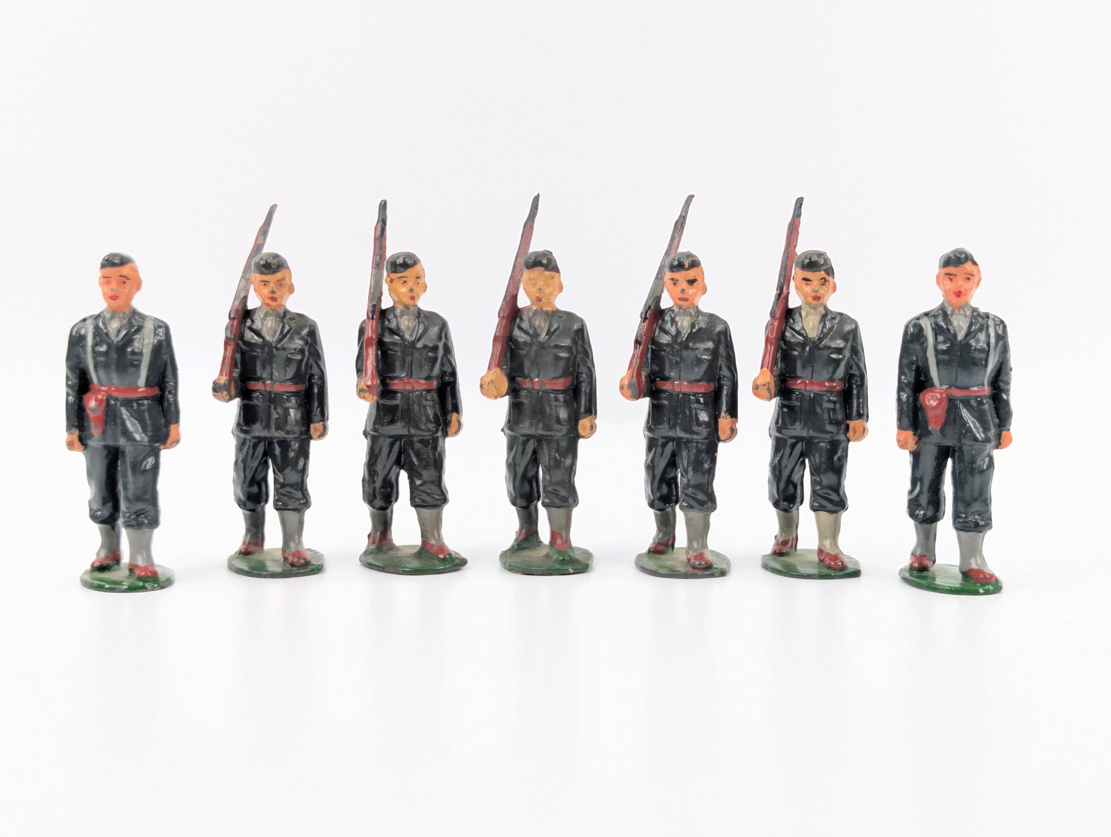 SET OF 7 VINTAGE HAND PAINTED LEAD SOLDIERS W/ OFFICER: ALL REMAIN IN GOOD CONDITION, SHOWING SOME PAINT WEAR.