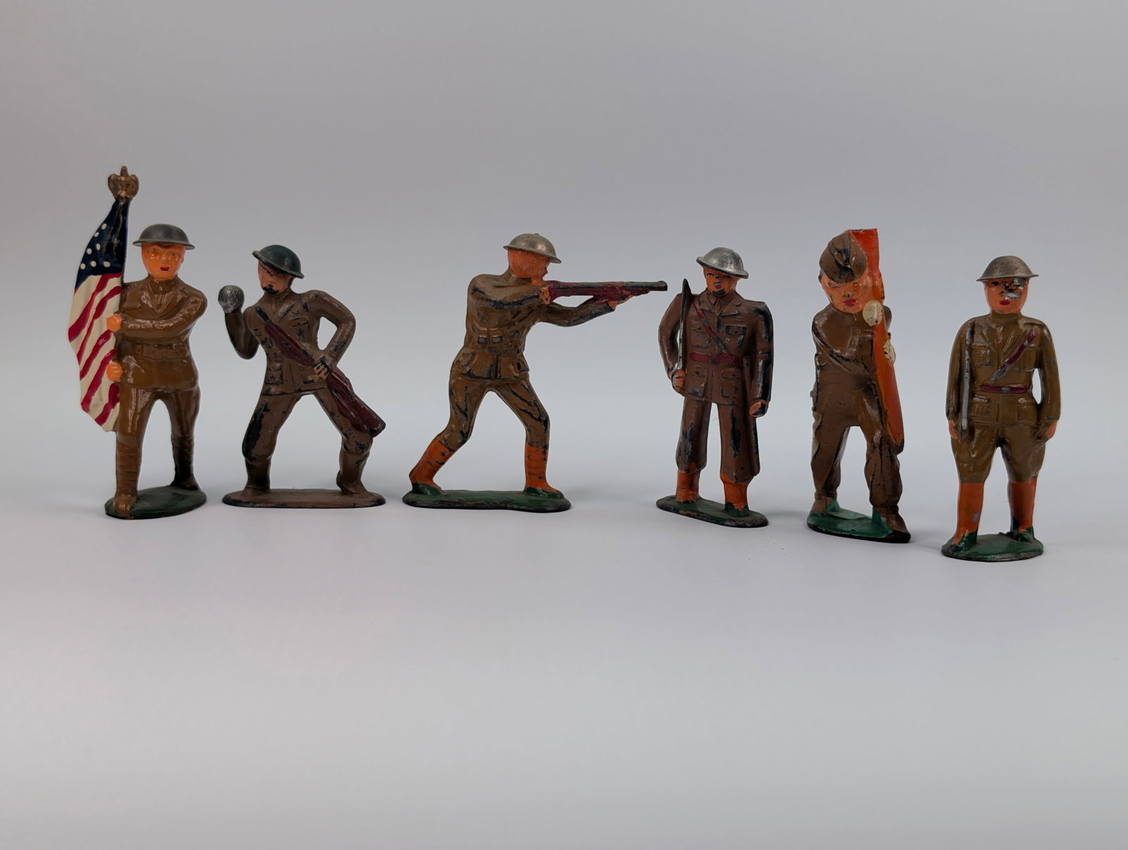VARIOUS BARCLAY / MANOIL LEAD SOLDIERS: ALL REMAIN IN FAIR TO GOOD CONDITION, SHOWING SOME TYPICAL USAGE WEAR.