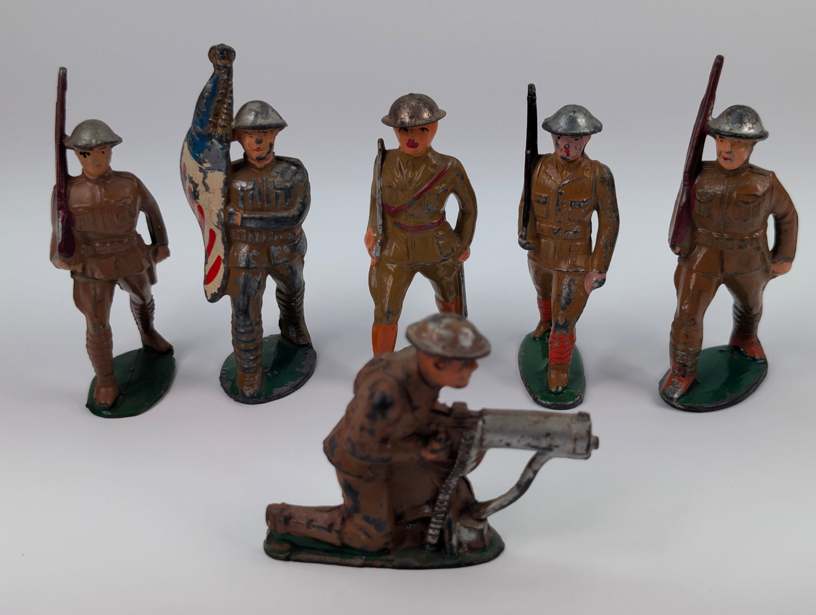 VARIOUS BARCLAY / MANOIL LEAD SOLDIERS: ALL REMAIN IN FAIR TO GOOD CONDITION, SHOWING SOME TYPICAL USAGE WEAR.