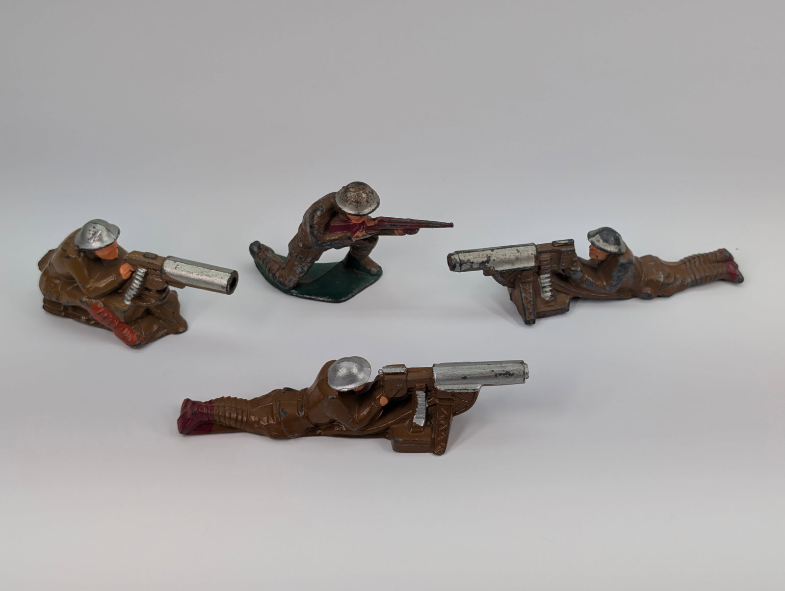 VARIOUS BARCLAY / MANOIL LEAD SOLDIERS: ALL REMAIN IN FAIR TO GOOD CONDITION, SHOWING SOME TYPICAL USAGE WEAR.