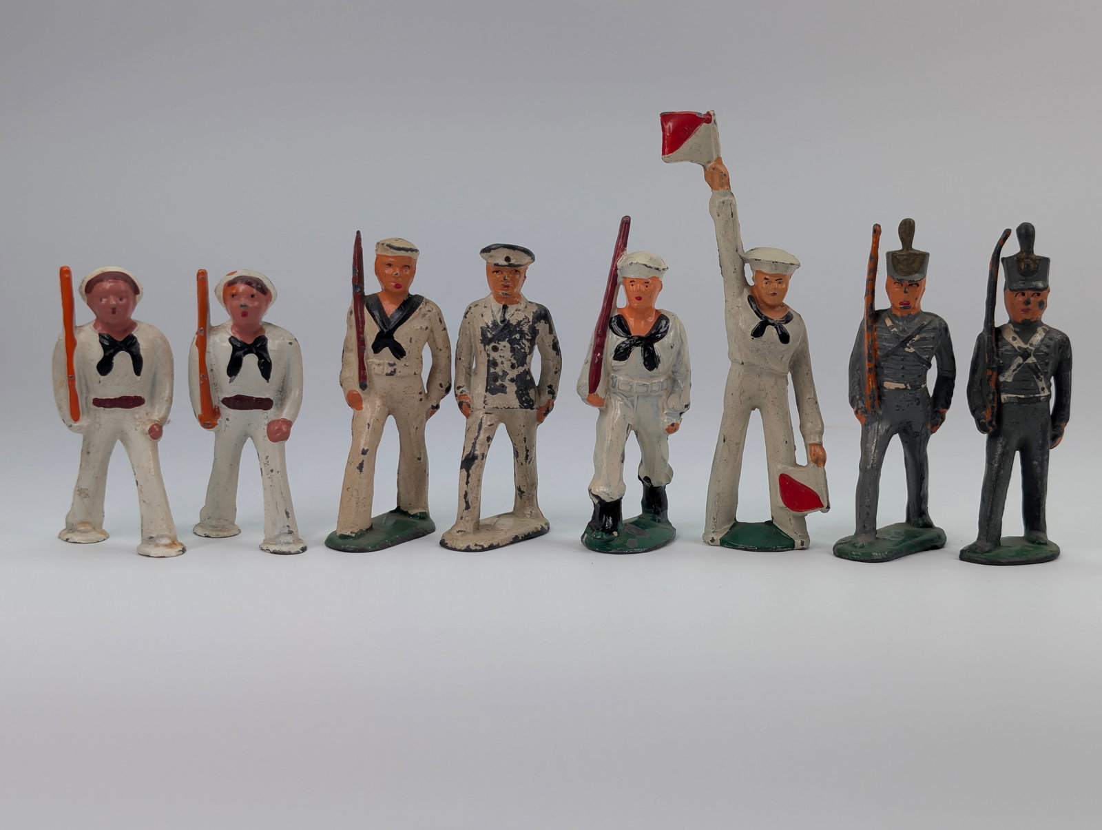 VARIOUS BARCLAY / MANOIL LEAD SOLDIERS: ALL REMAIN IN FAIR TO GOOD CONDITION, SHOWING SOME TYPICAL USAGE WEAR.