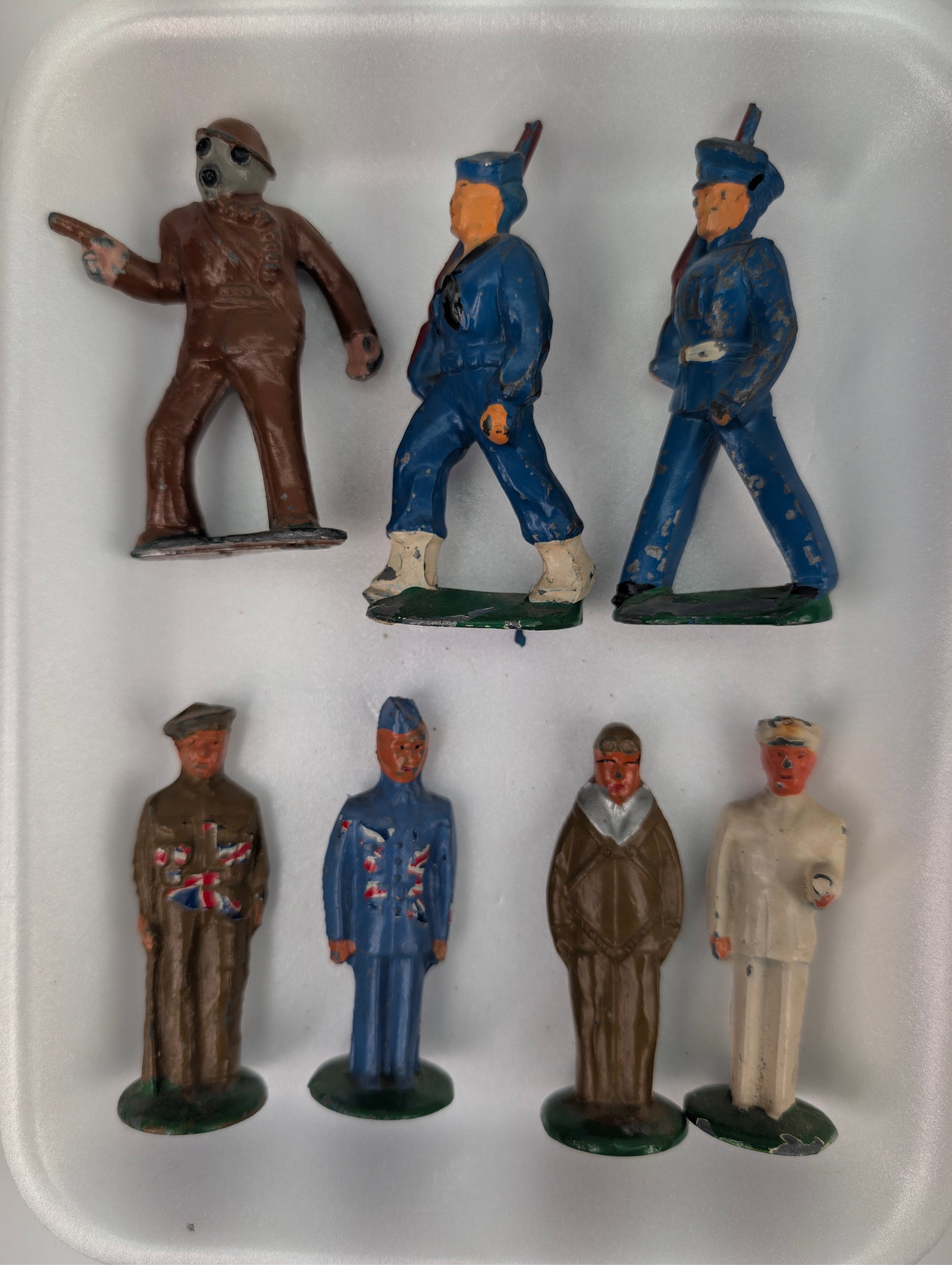 VARIOUS BARCLAY / MANOIL LEAD SOLDIERS: ALL REMAIN IN FAIR TO GOOD CONDITION, SHOWING SOME TYPICAL WEAR.