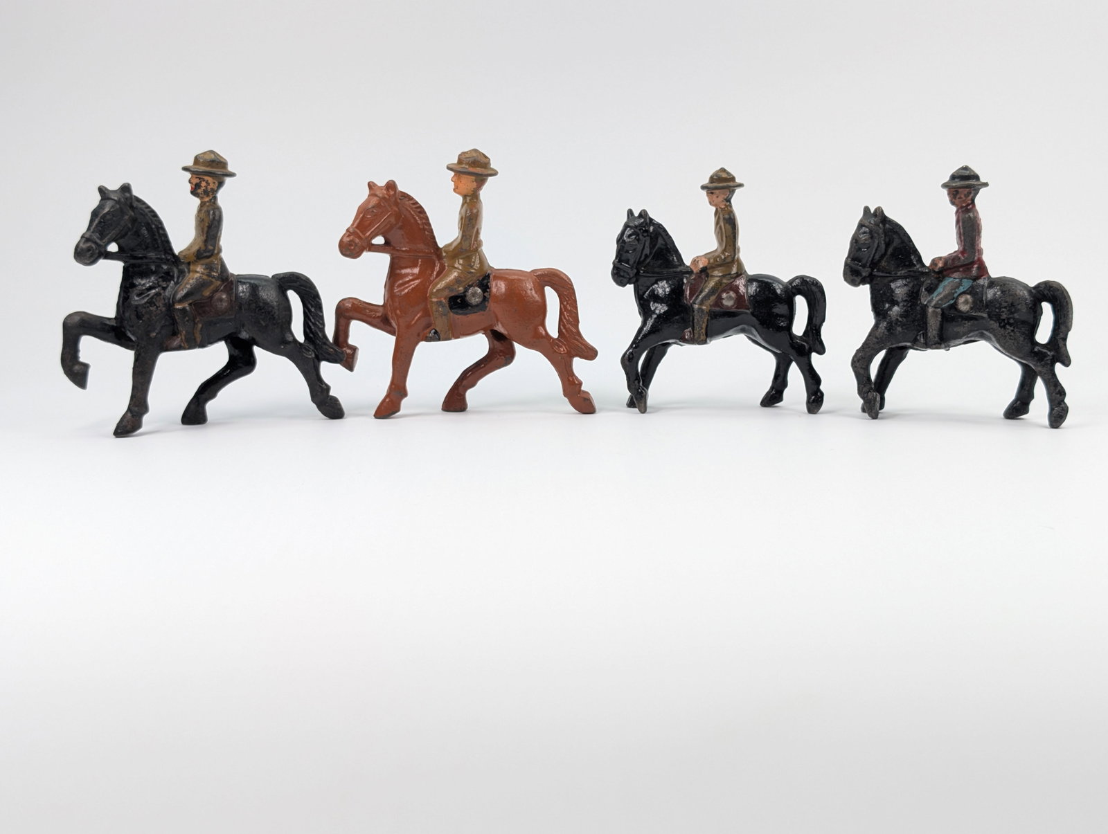 VARIOUS BARCLAY / MANOIL LEAD SOLDIERS: ALL REMAIN IN FAIR TO GOOD CONDITION, SHOWING SOME TYPICAL WEAR.