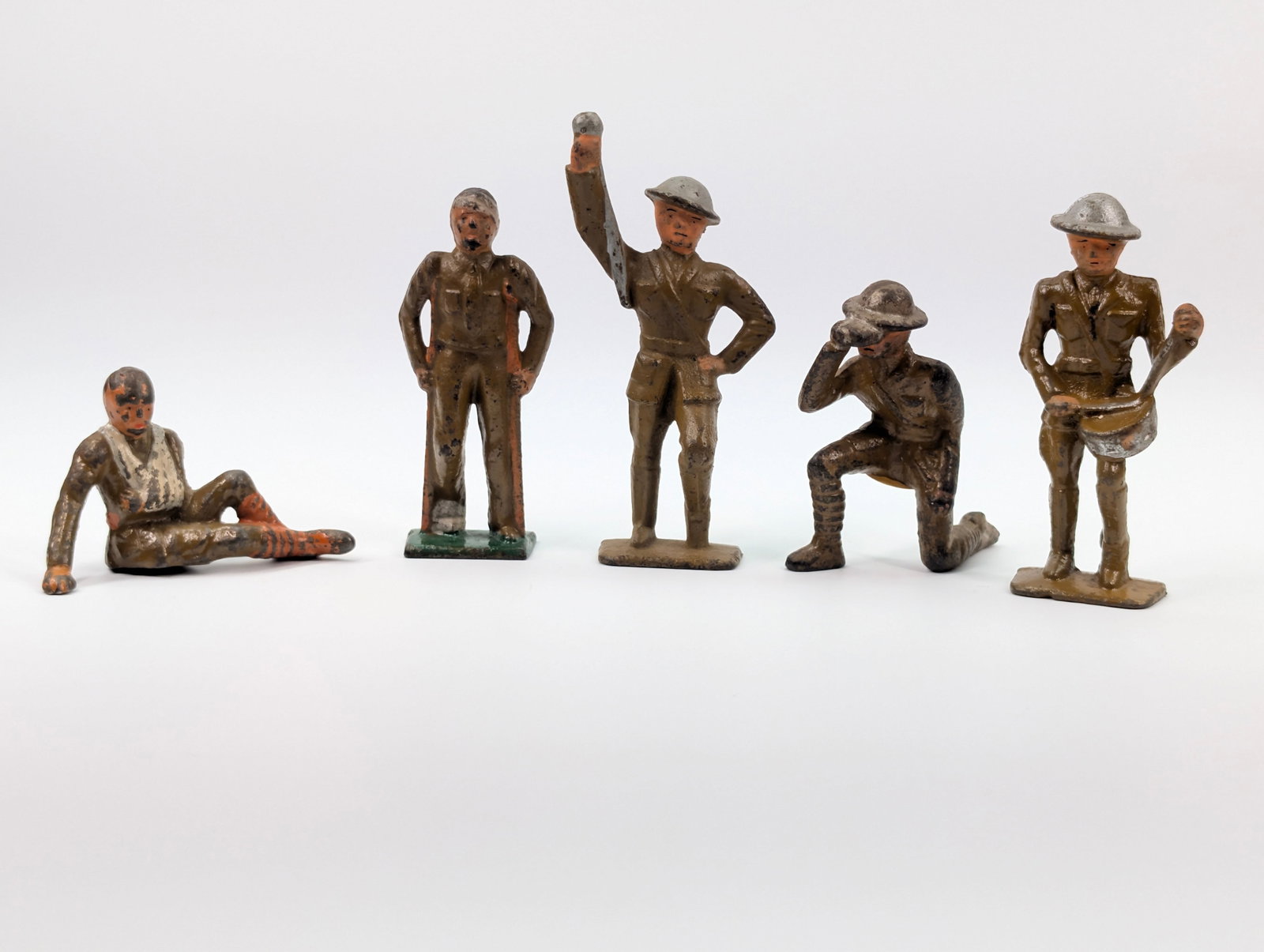 VARIOUS BARCLAY / MANOIL LEAD SOLDIERS: ALL REMAIN IN FAIR TO GOOD CONDITION, SHOWING SOME TYPICAL WEAR.