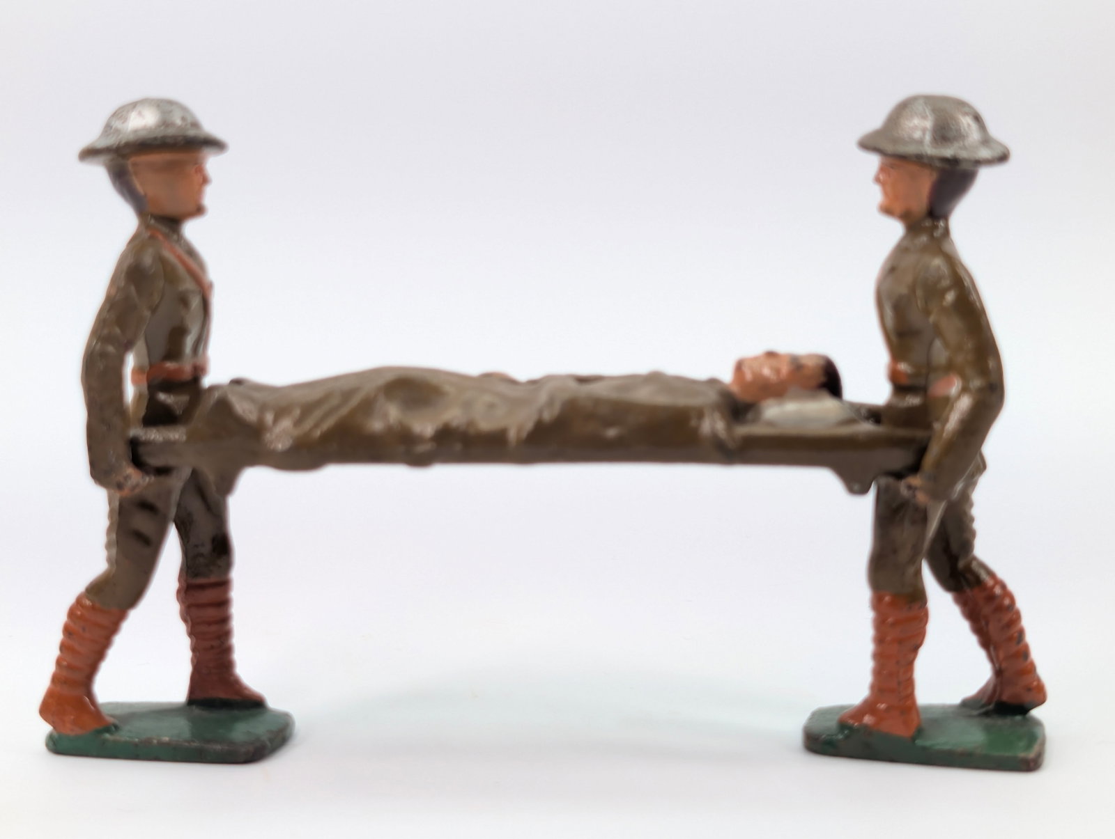 VARIOUS BARCLAY / MANOIL LEAD SOLDIERS: ALL REMAIN IN FAIR TO GOOD CONDITION, SHOWING SOME TYPICAL WEAR.