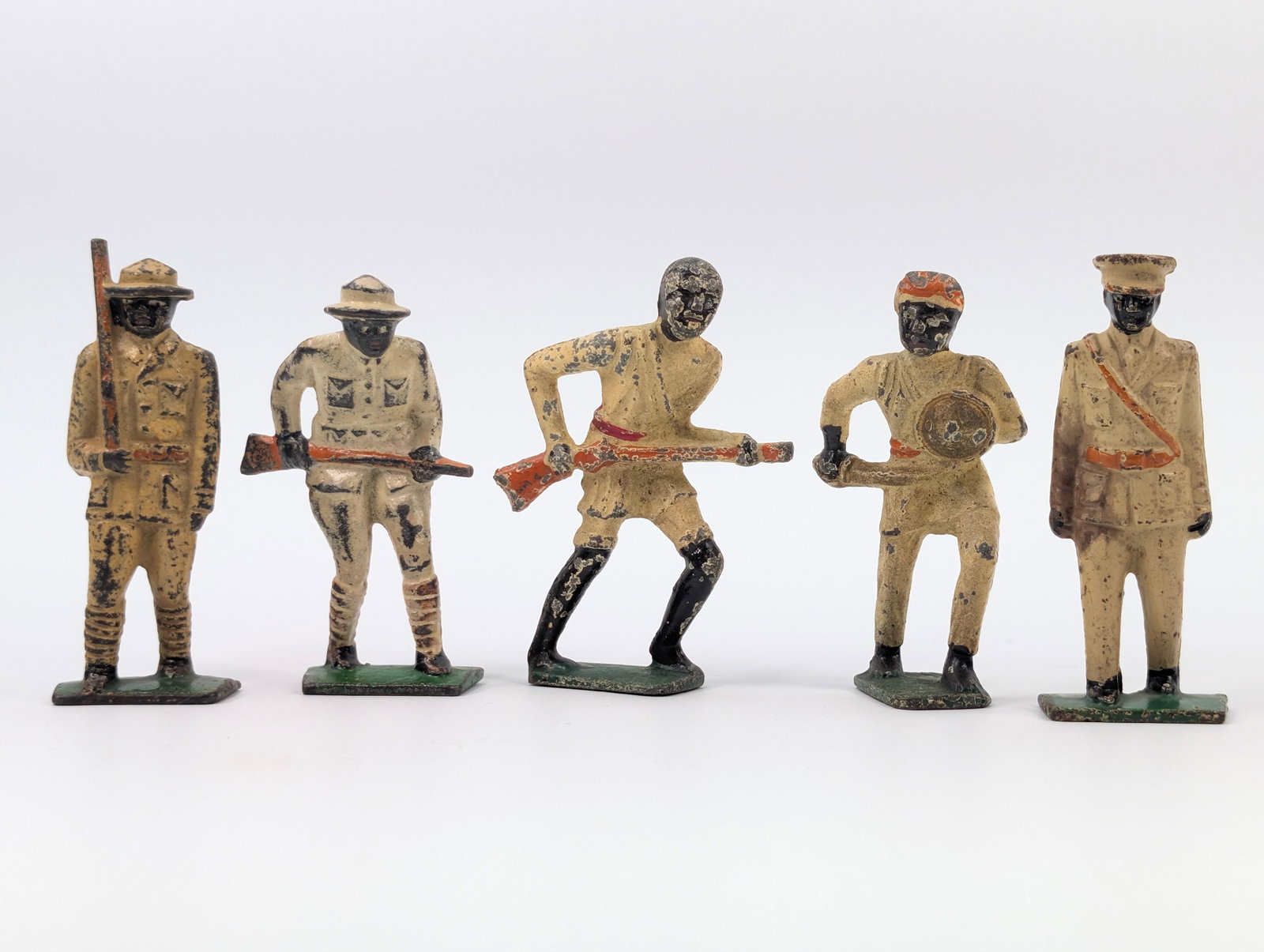 VARIOUS BARCLAY / MANOIL LEAD SOLDIERS: ALL REMAIN IN FAIR TO GOOD CONDITION, SHOWING SOME TYPICAL WEAR.