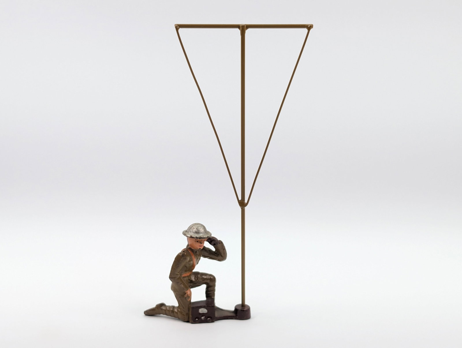 BARCLAY / MANOIL LEAD SOLDIER SIGNAL RADIO OPERATOR (1 of 6)