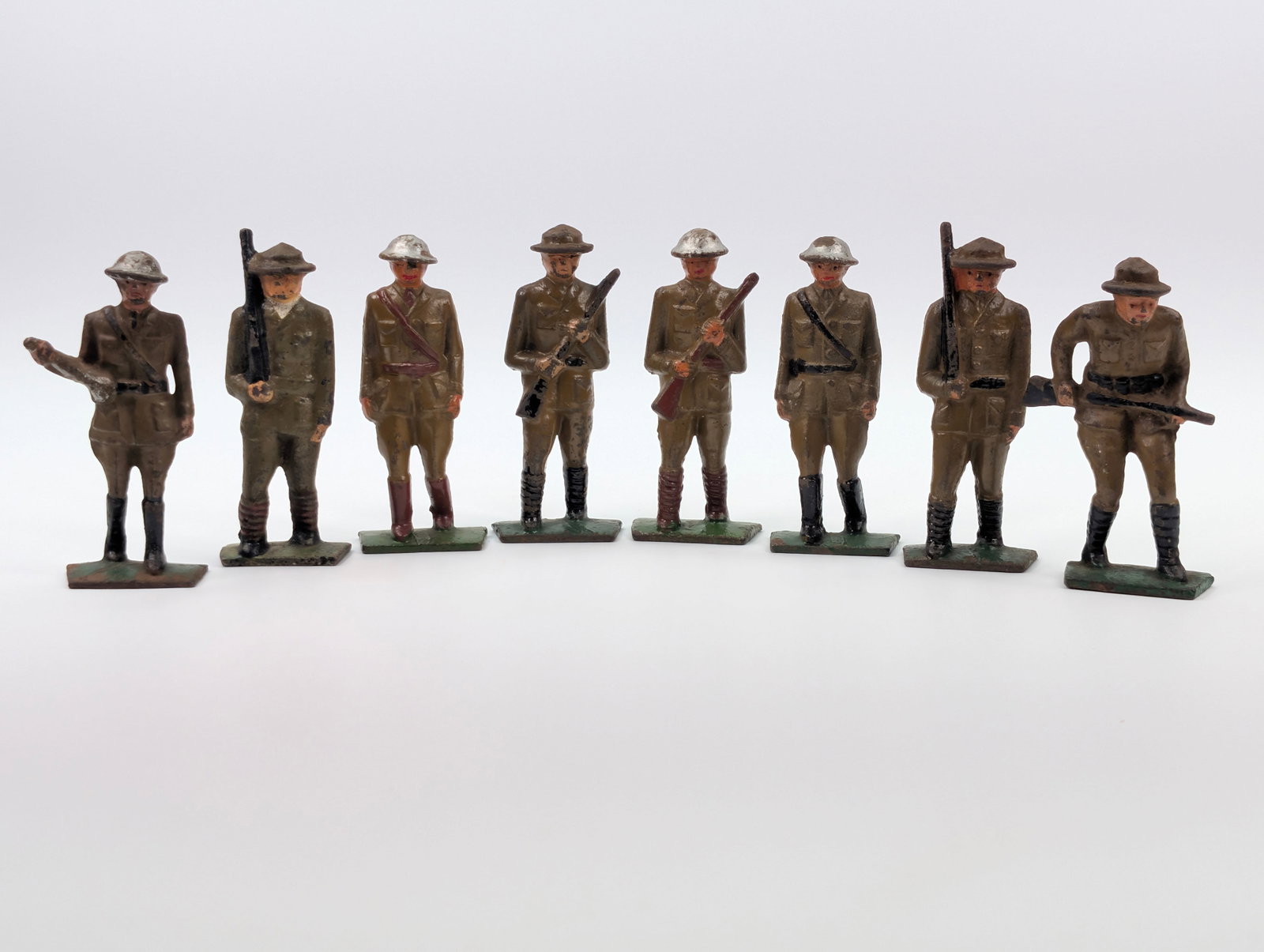 VARIOUS BARCLAY / MANOIL LEAD SOLDIERS: ALL REMAIN IN FAIR TO GOOD CONDITION, SHOWING SOME TYPICAL WEAR.