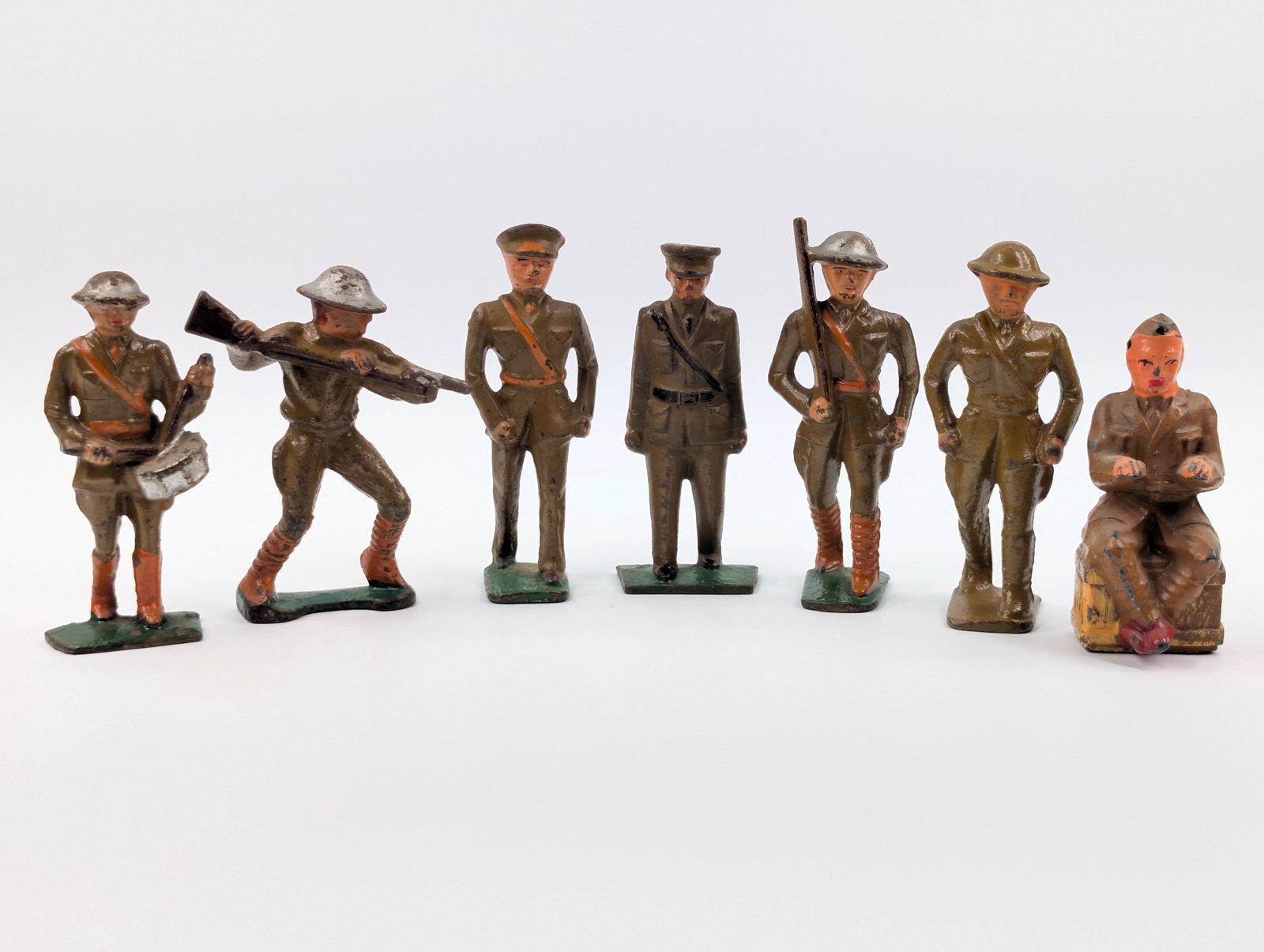 VARIOUS BARCLAY / MANOIL LEAD SOLDIERS: ALL REMAIN IN FAIR TO GOOD CONDITION, SHOWING SOME TYPICAL WEAR.