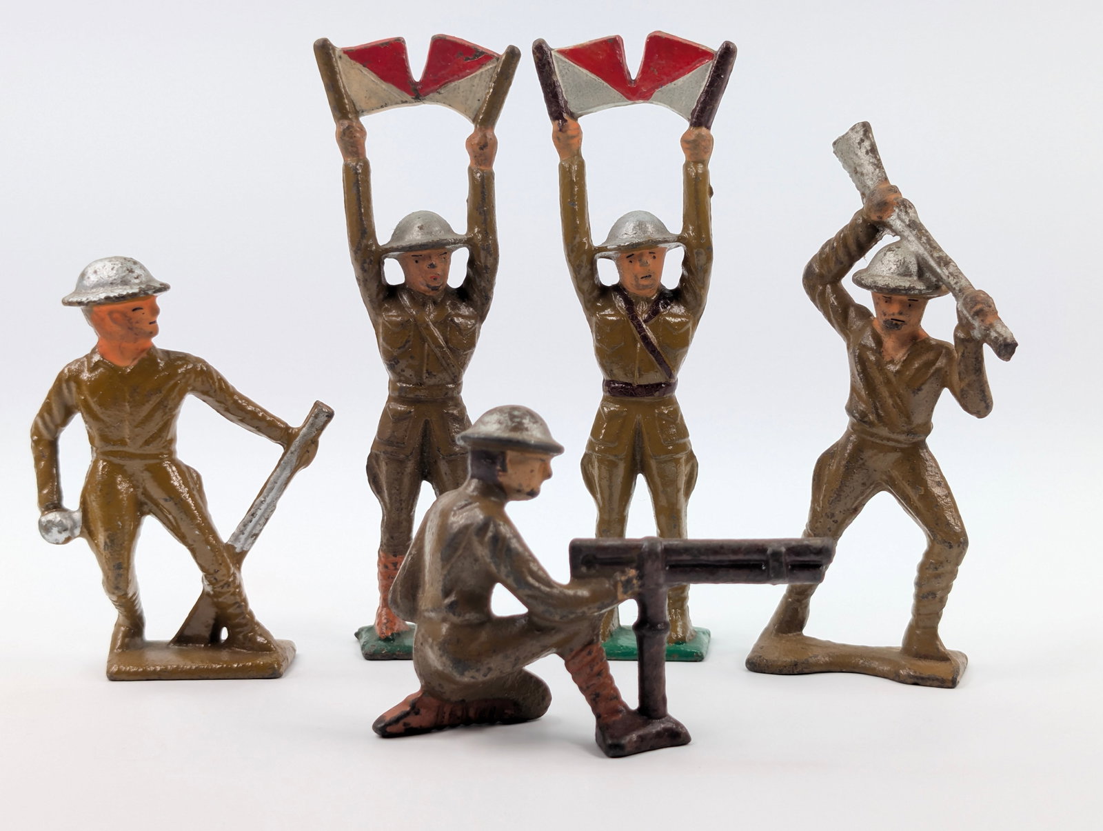 VARIOUS BARCLAY / MANOIL LEAD SOLDIERS: ALL REMAIN IN FAIR TO GOOD CONDITION, SHOWING SOME TYPICAL WEAR.
