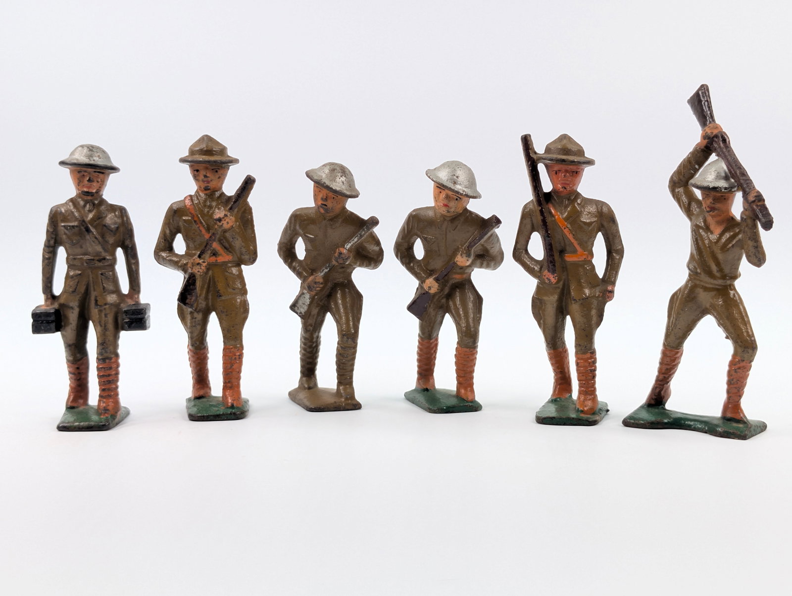 VARIOUS BARCLAY / MANOIL LEAD SOLDIERS: ALL REMAIN IN FAIR TO GOOD CONDITION, SHOWING SOME TYPICAL WEAR.