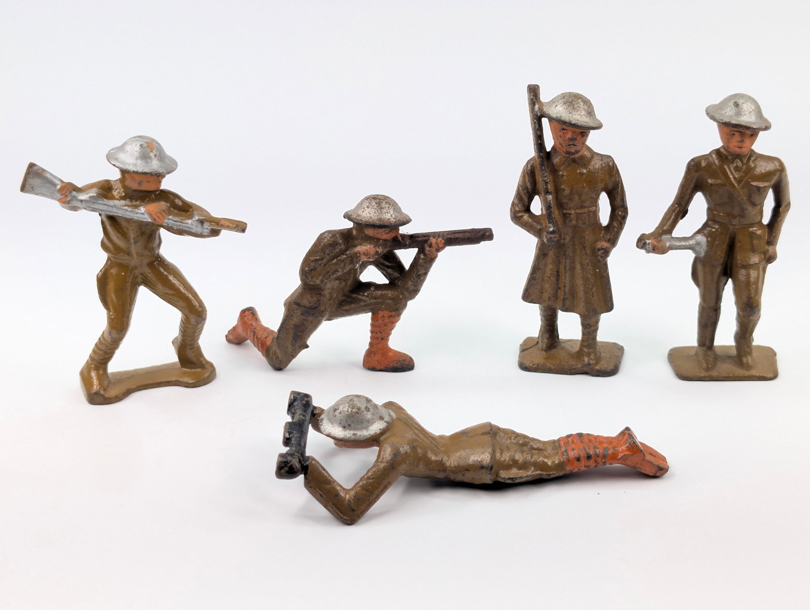 VARIOUS BARCLAY / MANOIL LEAD SOLDIERS: ALL REMAIN IN FAIR TO GOOD CONDITION, SHOWING SOME TYPICAL WEAR.