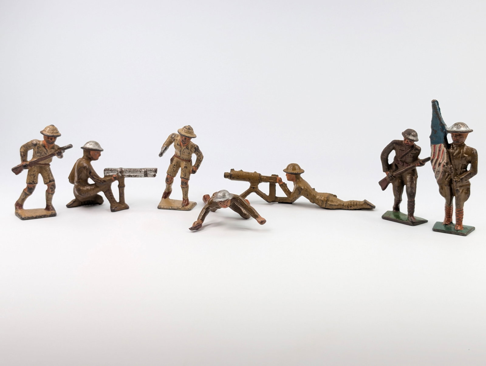 VARIOUS BARCLAY / MANOIL LEAD SOLDIERS: ALL REMAIN IN FAIR TO GOOD CONDITION, SHOWING SOME TYPICAL WEAR.