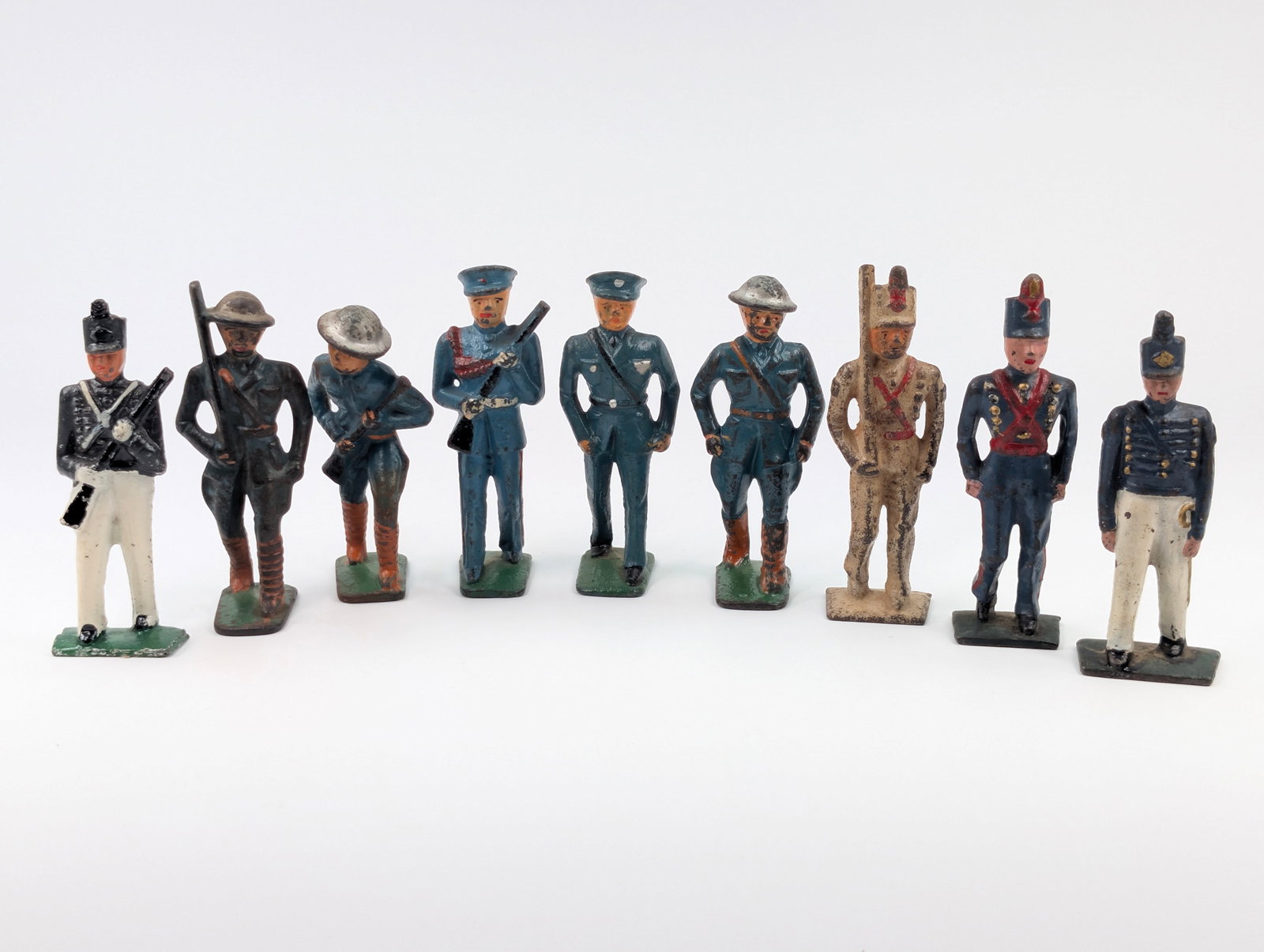 VARIOUS BARCLAY / MANOIL LEAD SOLDIERS: ALL REMAIN IN FAIR TO GOOD CONDITION, SHOWING SOME TYPICAL WEAR.