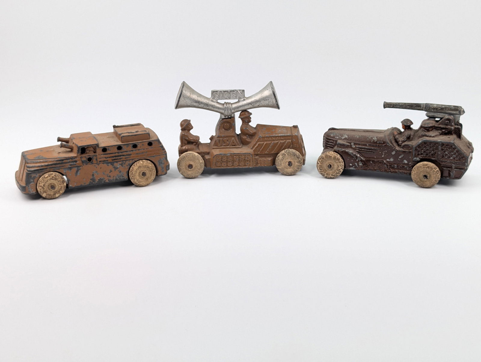 3) BARCLAY / MANOIL LEAD MILITARY VEHICLES: ALL REMAIN IN FAIR TO GOOD CONDITION, SHOWING SOME TYPICAL WEAR.