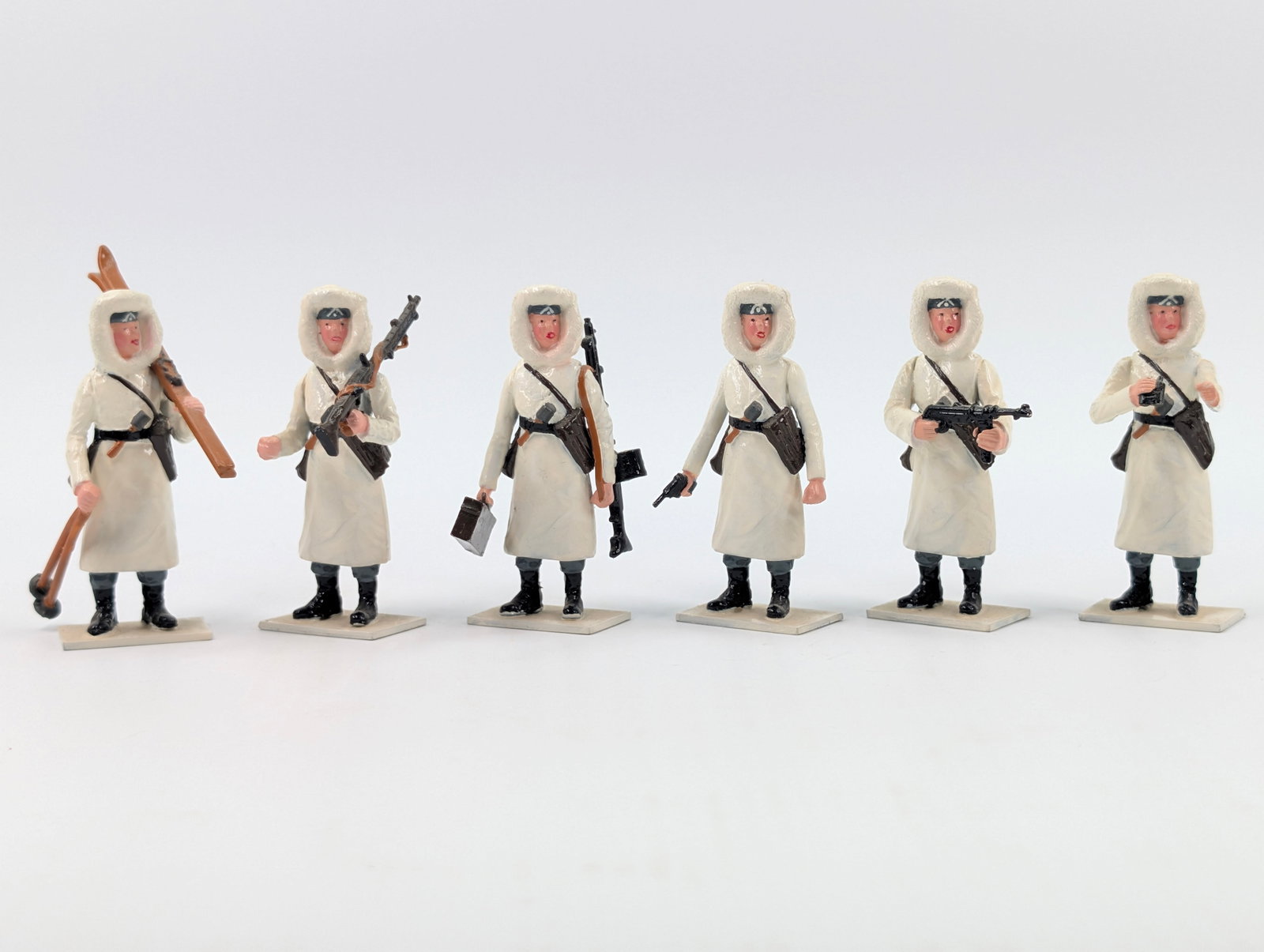 ASSORTED LOT OF VARIOUS BRAND LEAD SOLDIERS (1 of 8)