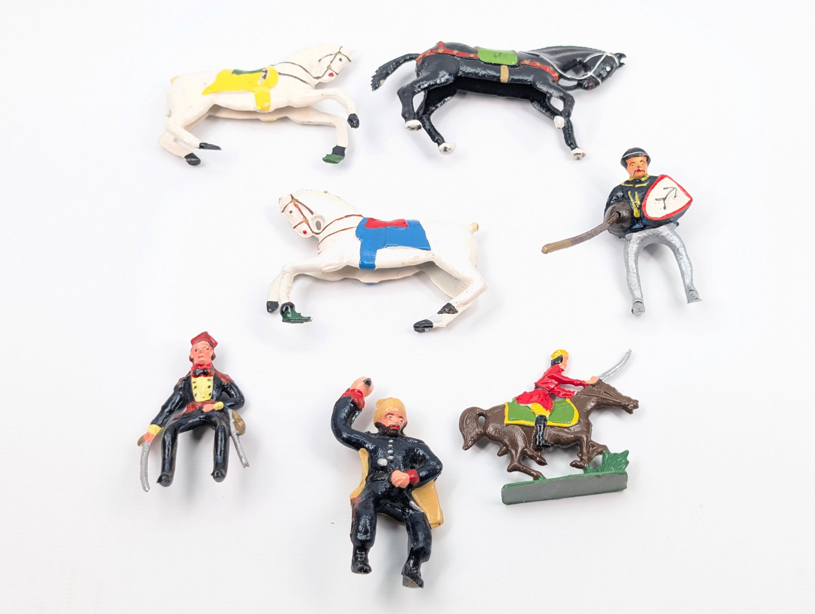 ASSORTED LOT OF MINIATURE LEAD SOLDIERS (1 of 5)