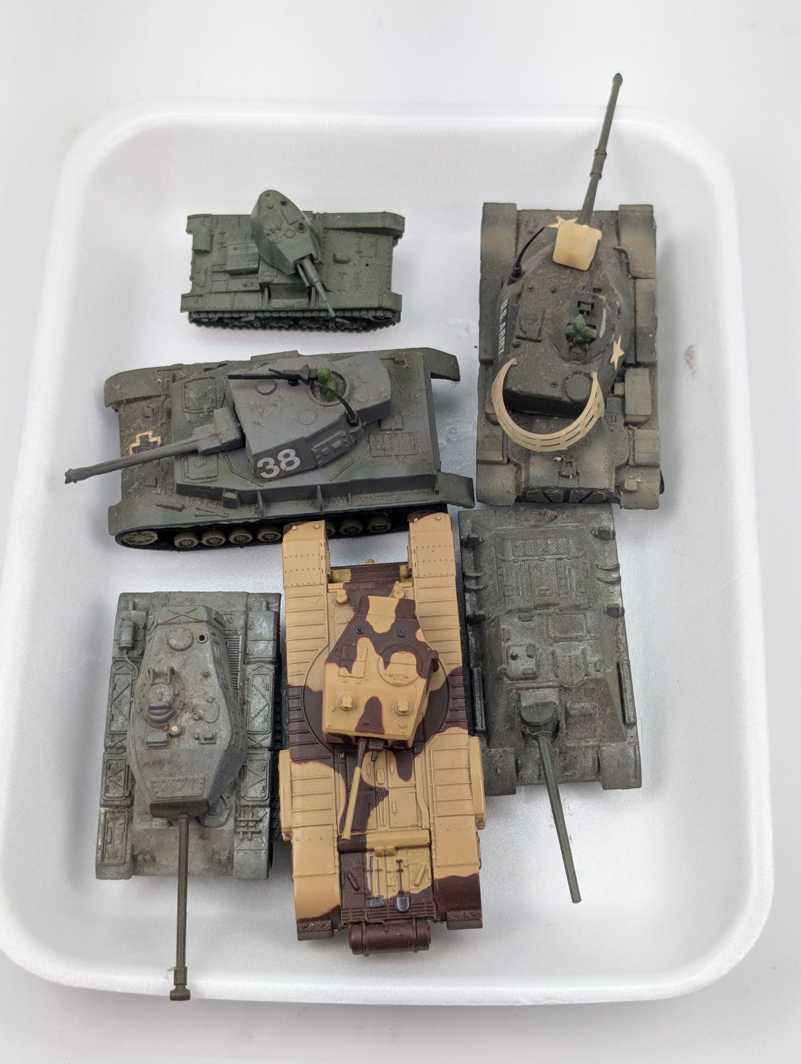 VARIOUS BRAND / SCALE DIECAST MILITARY TANKS (1 of 6)