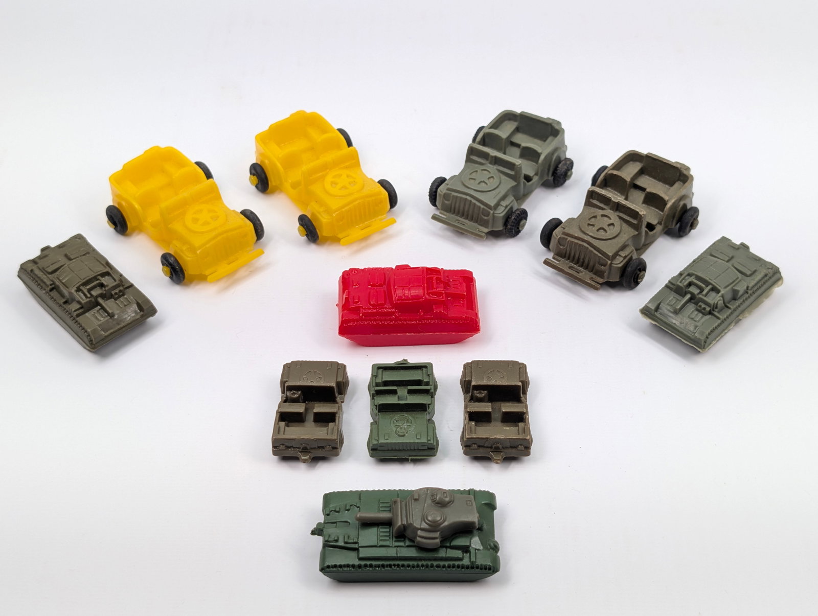 VARIOUS PLASTIC MINIATURES MILITARY JEEPS & TANKS (1 of 7)