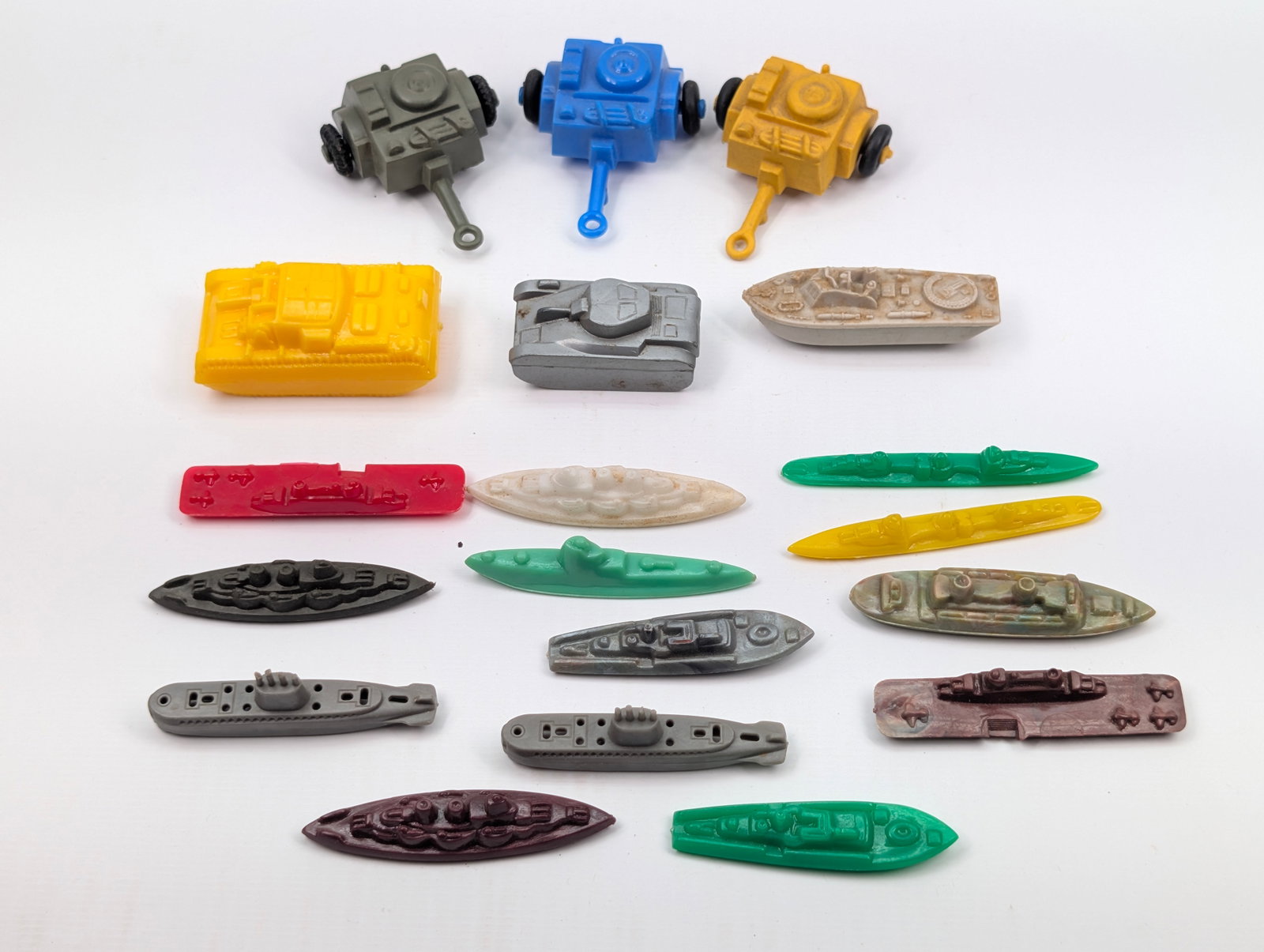 VARIOUS PLASTIC TOY BOATS, TANKS, LIDO TRAILERS: ALL REMAIN IN GOOD CONDITION, SHOWING SOME TYPICAL WEAR.