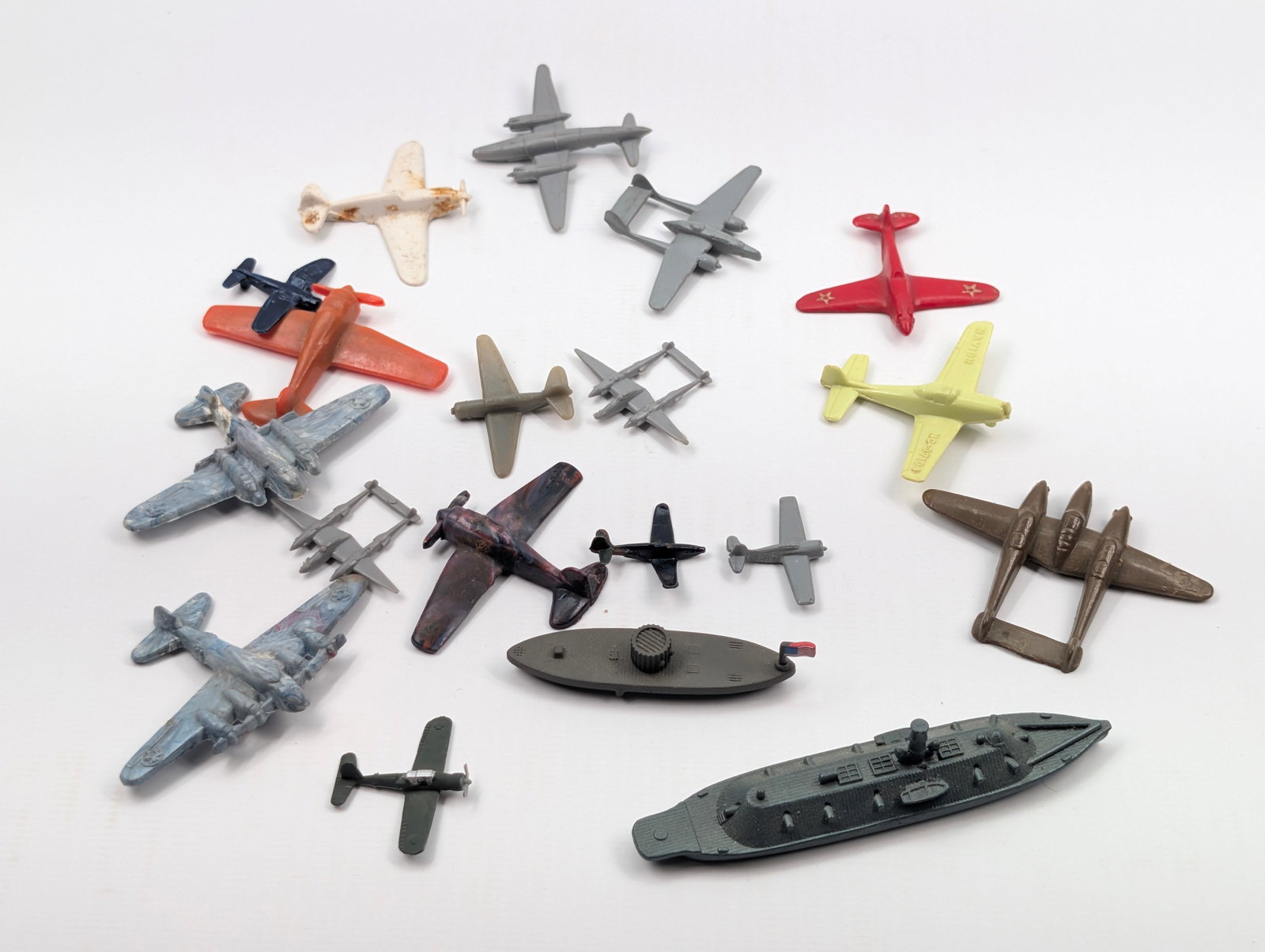 VARIOUS VINTAGE PLASTIC MINIATURE AIRPLANES: ALL REMAIN IN FAIR TO GOOD CONDITION, SHOWING SOME TYPICAL WEAR.