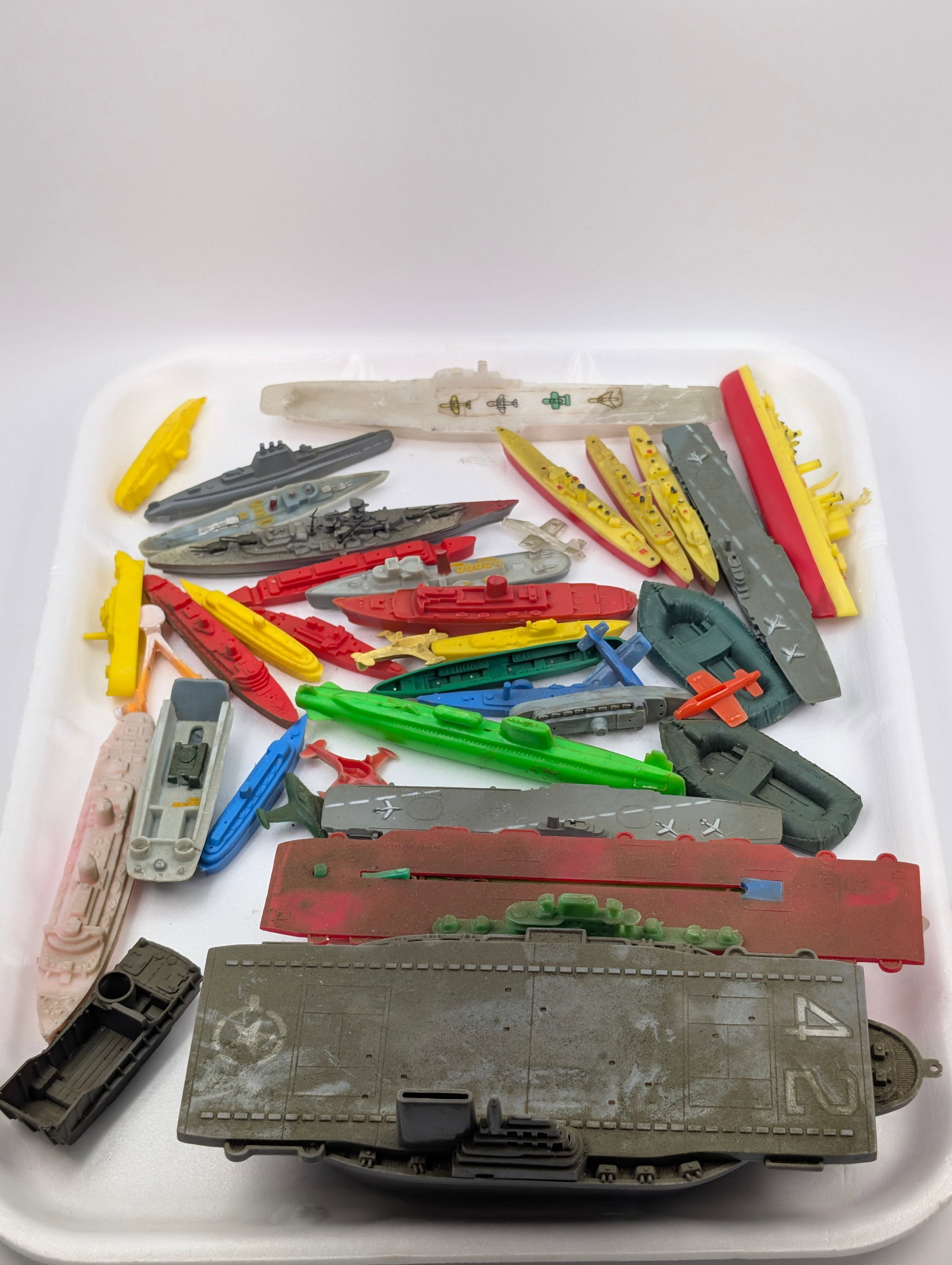 ASSORTED LOT OF VARIOUS PLASTIC SHIPS BOATS: ALL REMAIN IN FAIR TO GOOD CONDITION. SOME DIRTY, NEEDING CLEANED.