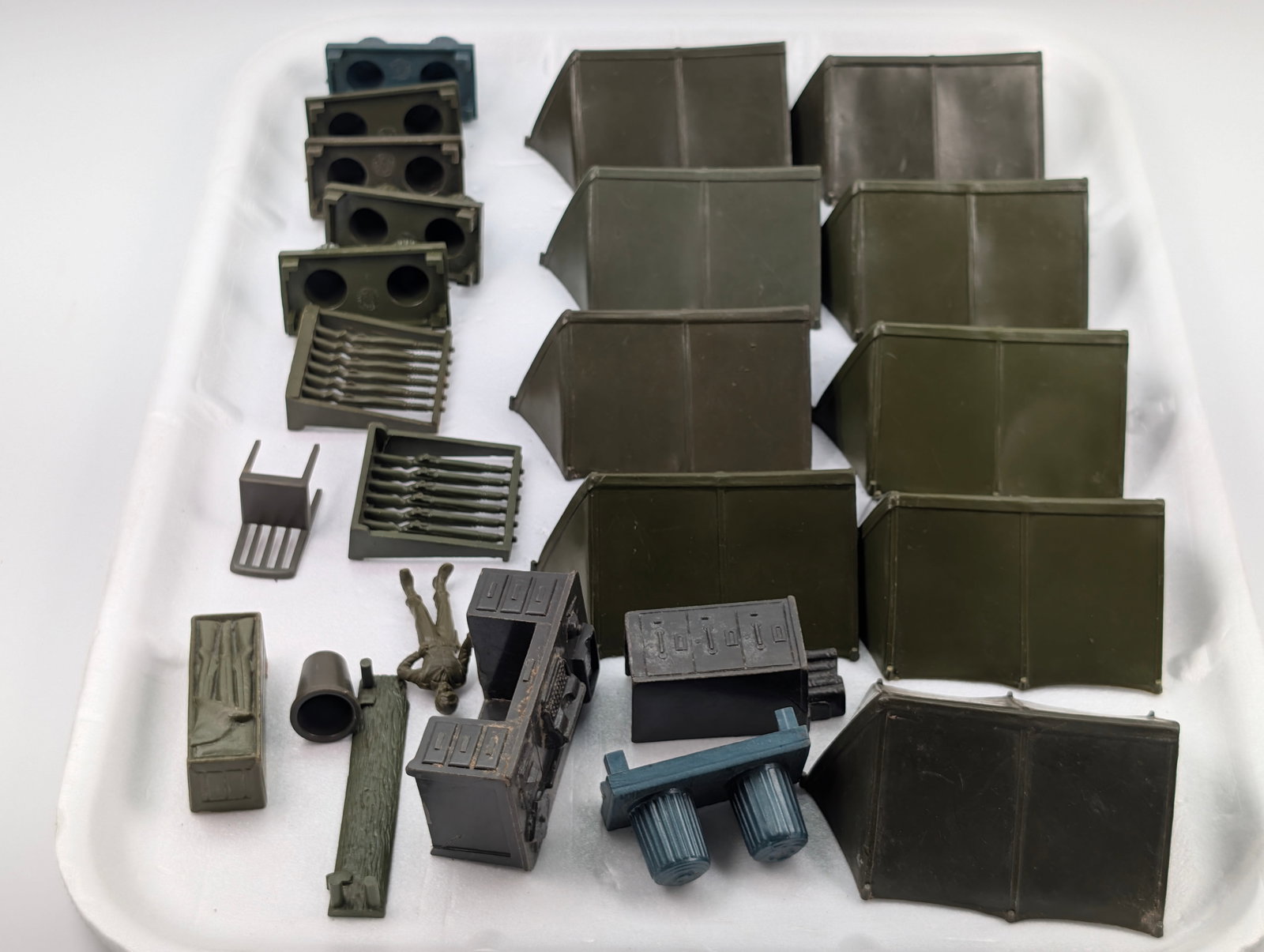 MARX MILITARY PLAYSET ACCESSORIES (1 of 9)