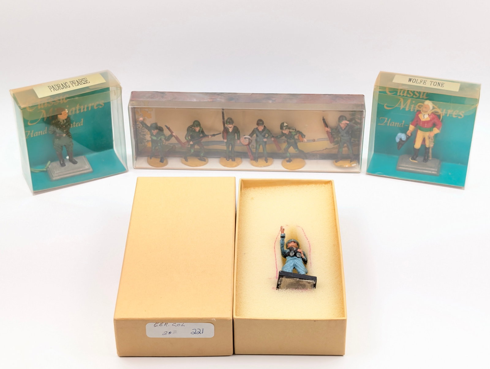 VARIOUS PLASTIC & LEAD TOY SOLDIERS: ALL REMAIN IN GOOD CONDITION WITH BOX.