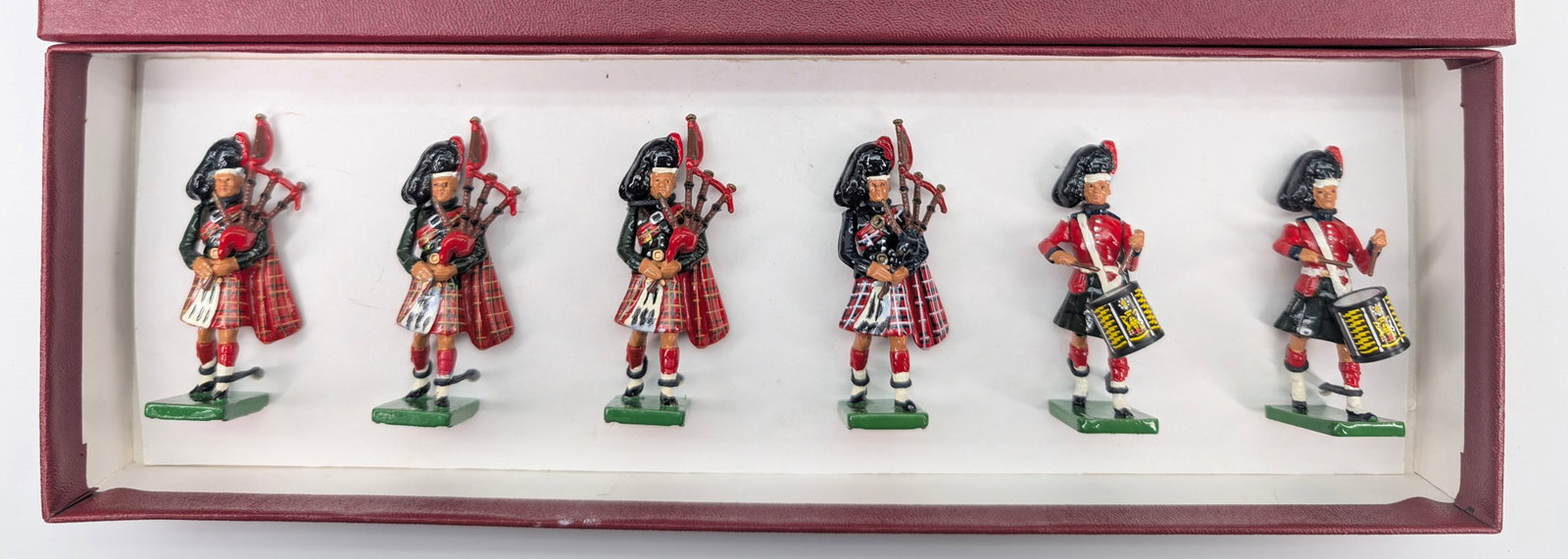 BRITAIN 8502 BLACK WATCH PIPES & DRUMS SET: SET REMAISN IN VERY GOOD CONDITION WITH CUSTOM BOX.