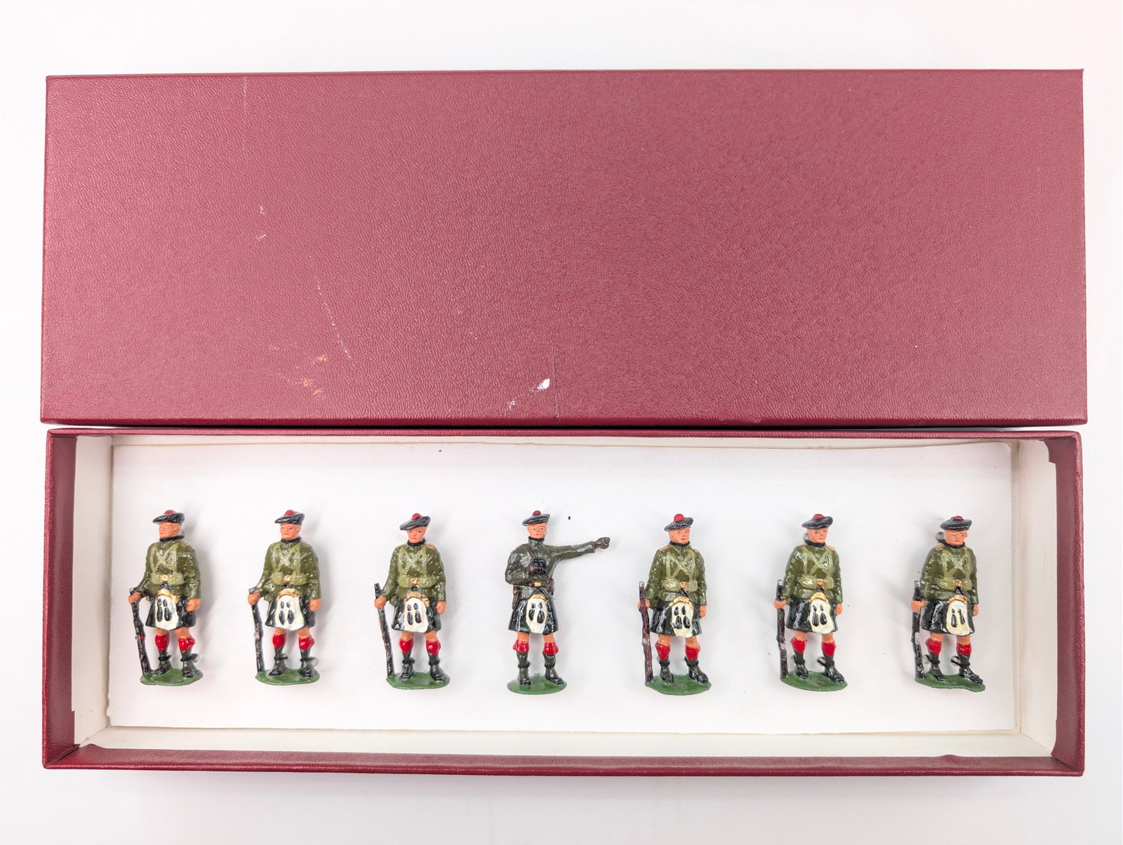 SET OF ERIE BRAND HAND PAINTED LEAD SOLDIERS: ALL REMAIN IN GOOD CONDITION, SHOWING SOME TYPICAL WEAR AND SOME PAINT RUBS.