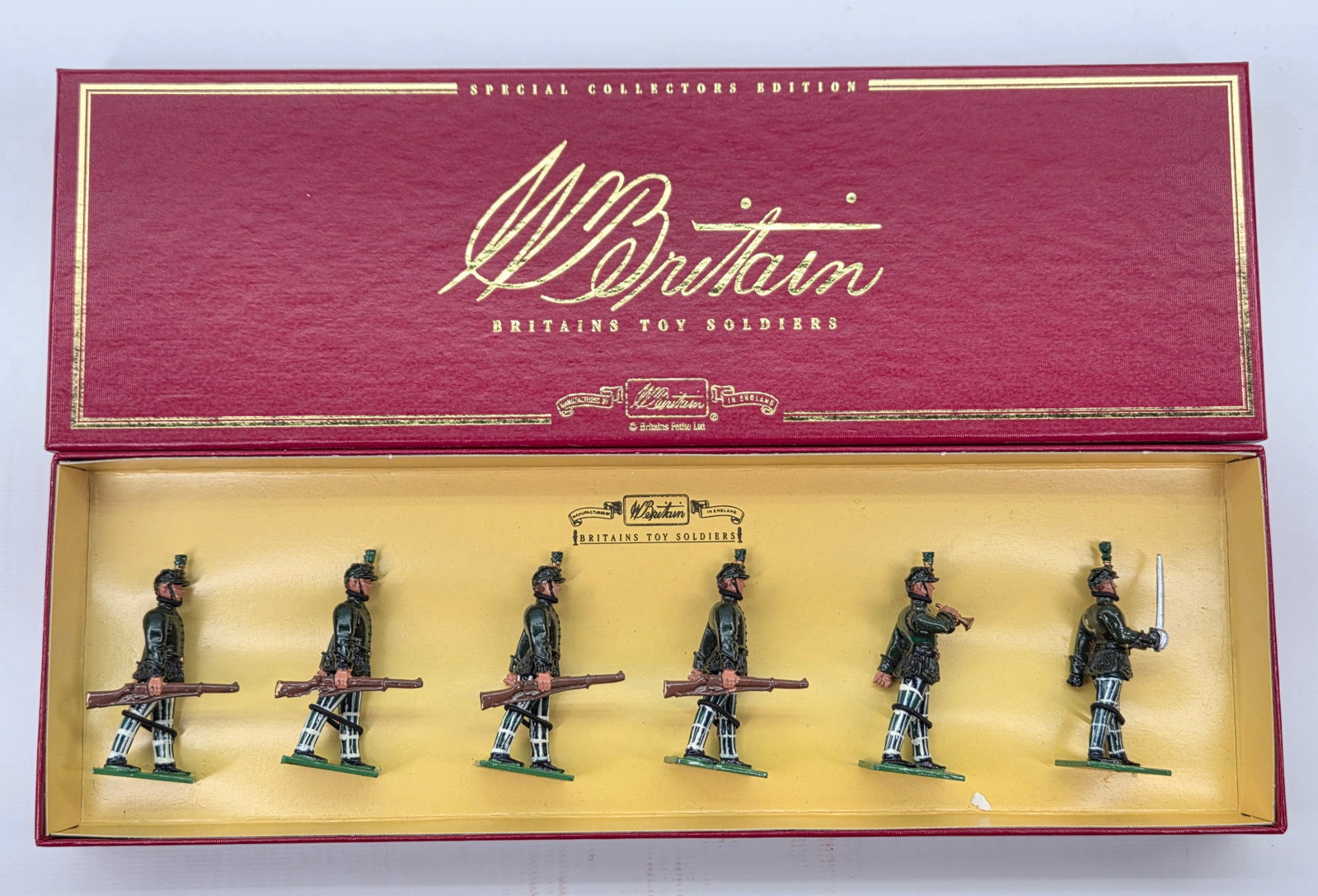 BRITAIN 8963 THE CAMERONIANS SCOTTISH RIFLES 26TH & 90TH FOOT: SET REMAINS IN VERY GOOD CONDITION WITH ORIGINAL BOX.