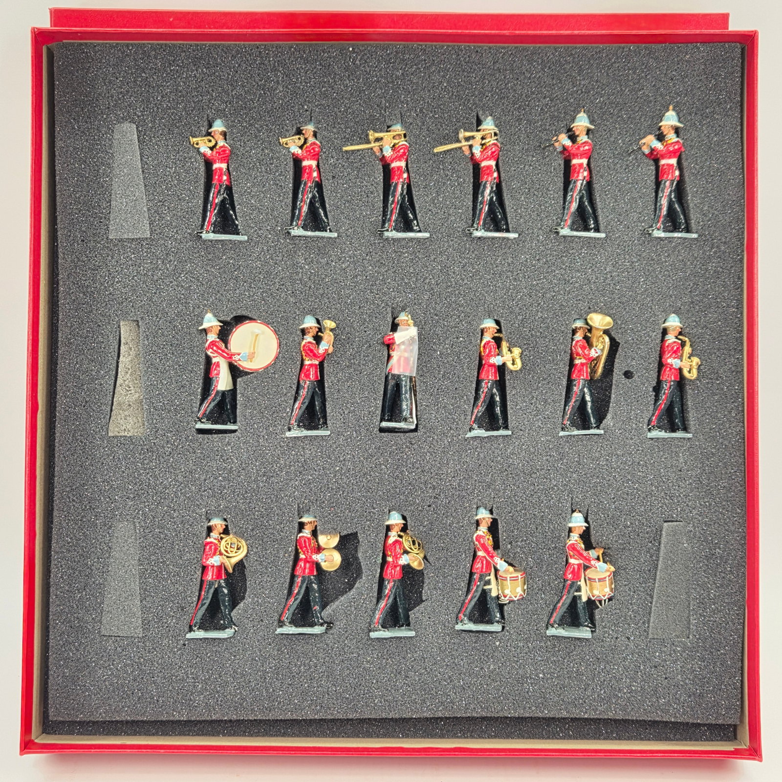 BRITAIN PRINCESS PAT'S FULL BRAND BAND: SET REMAINS IN GOOD CONDITION, SHOWING SOME LIGHT TYPICAL WEAR. CUSTOM BOX.