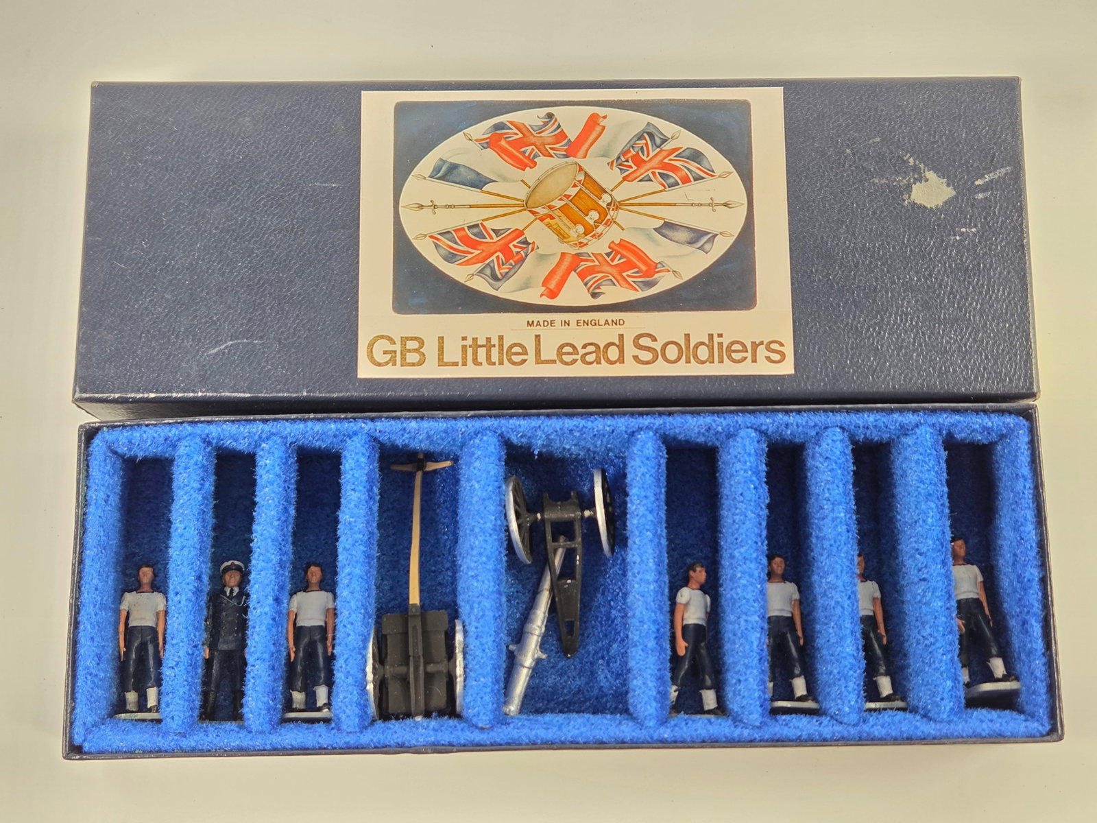 GB LITTLE LEAD SOLDIERS ROYAL NAVY TOURNAMENT SAILORS + GUN & LIMBER: SET REMAINS IN GOOD CONDITION WITH BOX.