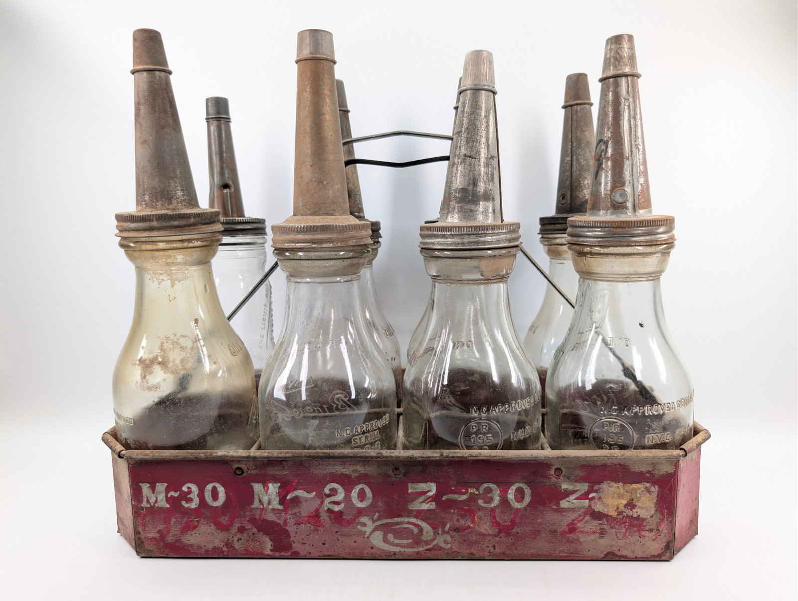 8) SHELL AUTOMOTIVE TRANSMISSION FLUIED 1 QUART: ALL BOTTLES REMAIN IN GOOD CONDITION, SHOWING TYPICAL WEAR. NEEDING CLEANED. PAINT CARRIER SHOWING TYPICAL WEAR THROUGHOUT.
